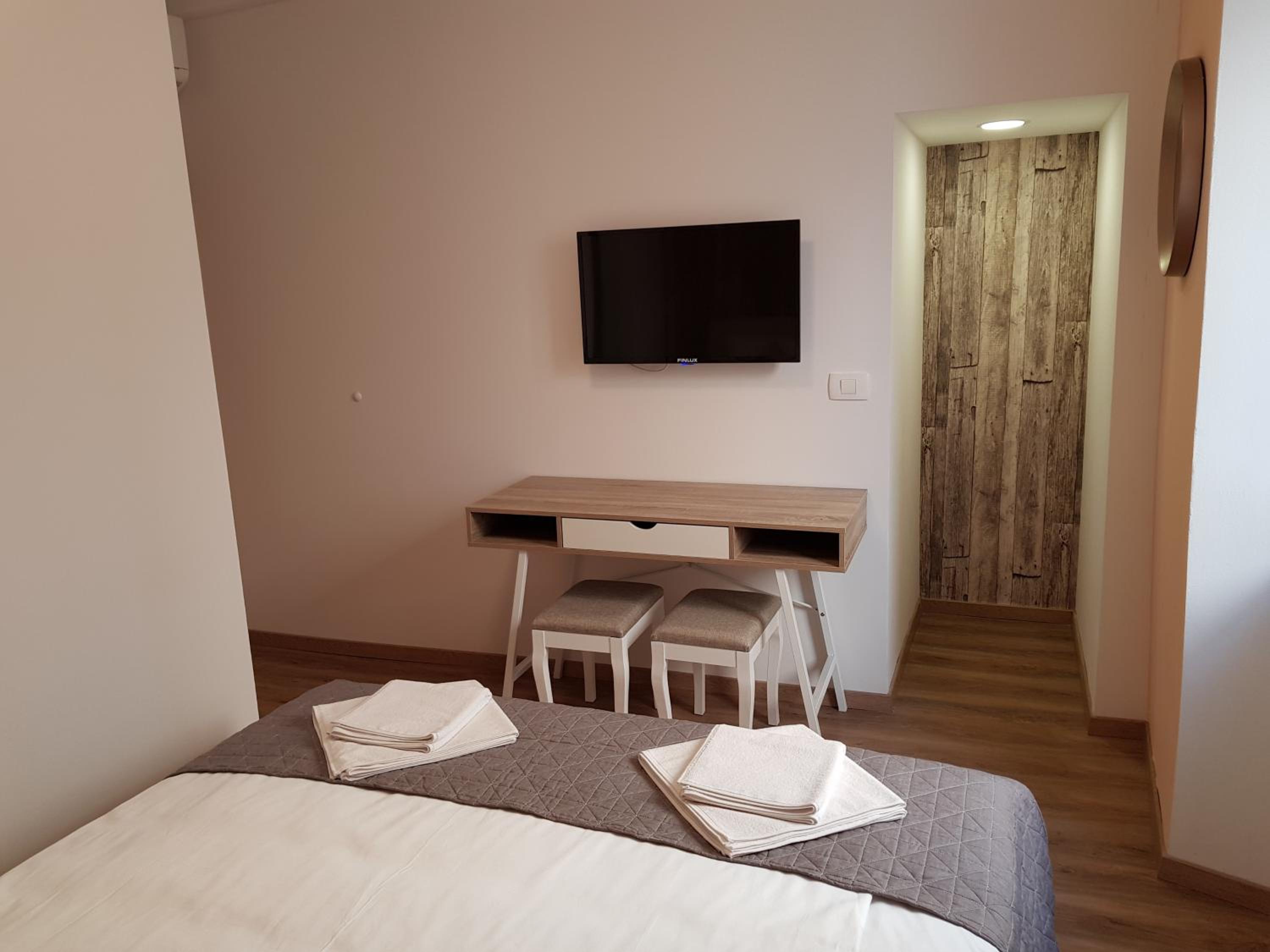 Double Room - Photo 6
