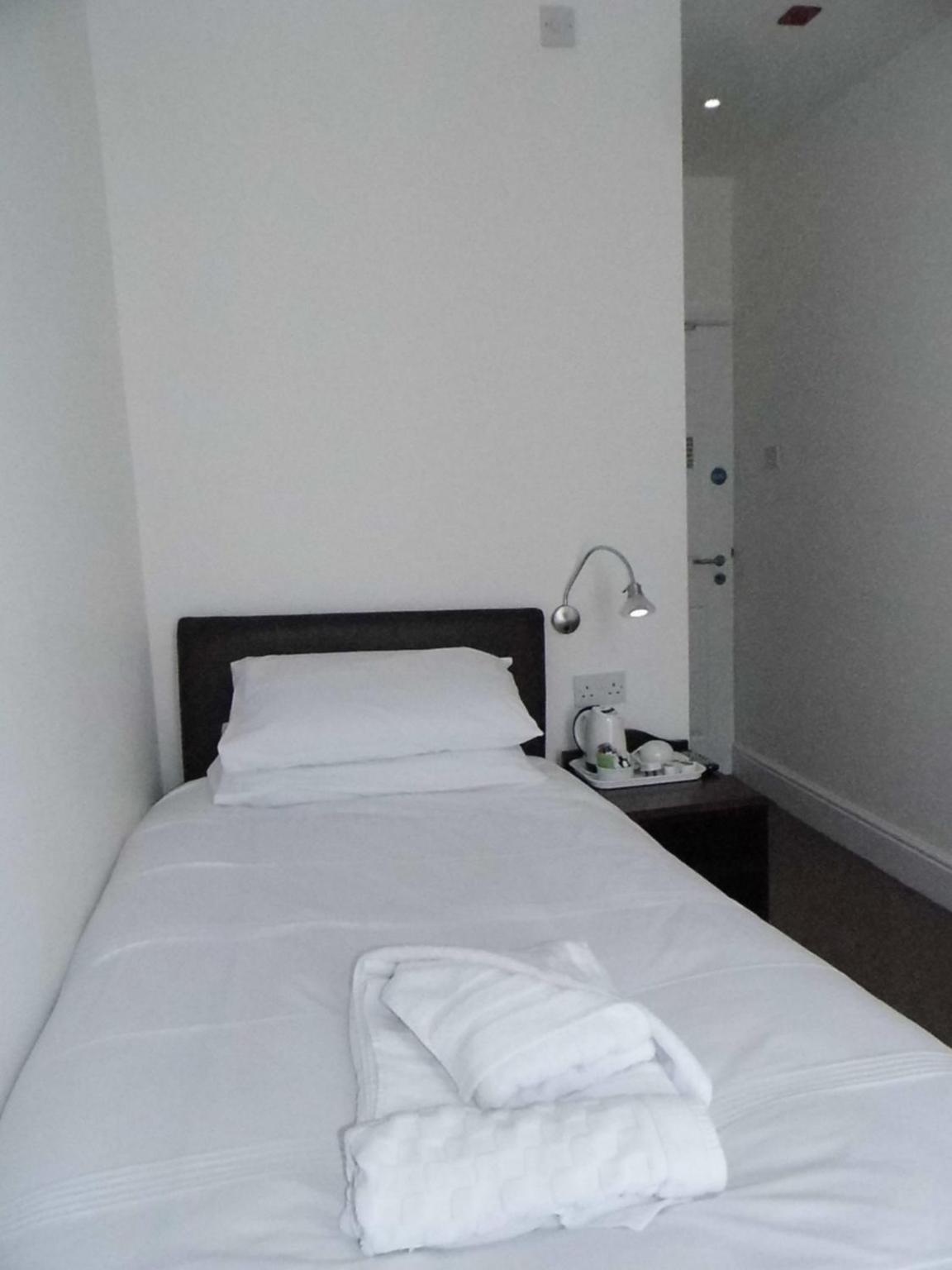 Single Room with Private Bathroom photo 3