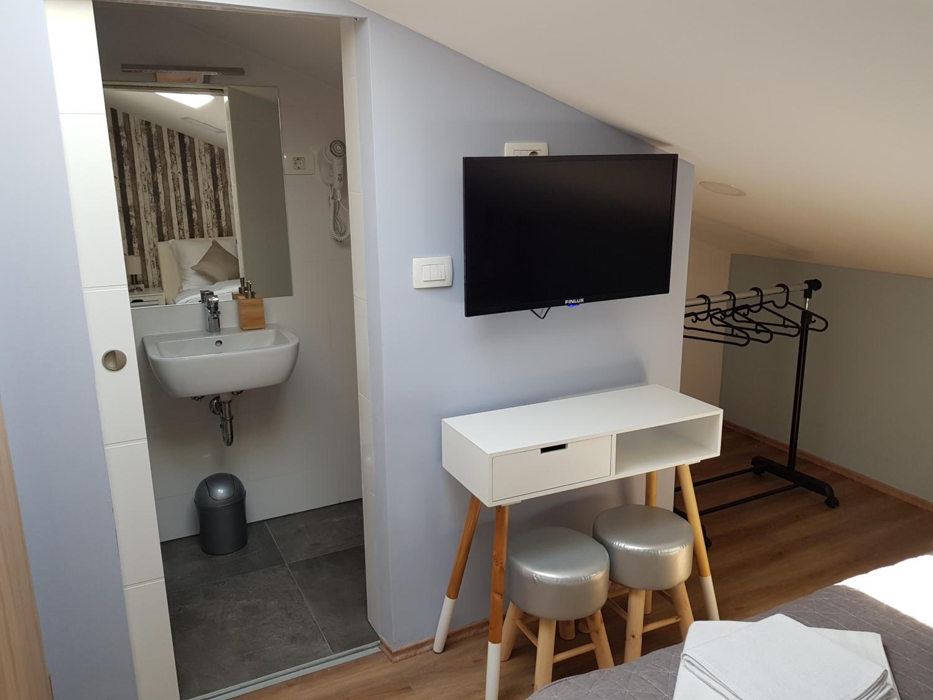 Double Room - Photo 15
