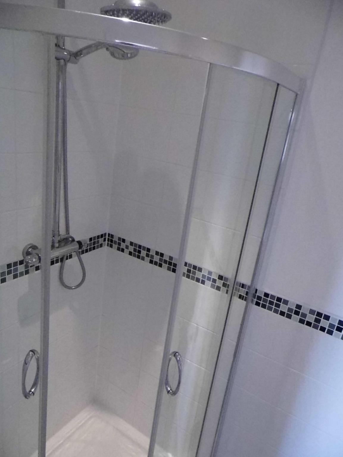 Deluxe King Room with Private Bathroom photo 2