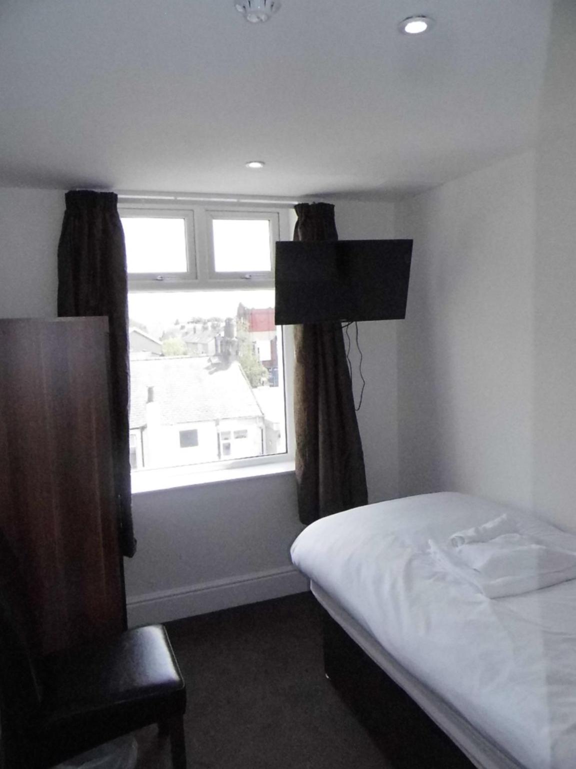 Single Room with Private Bathroom photo 3