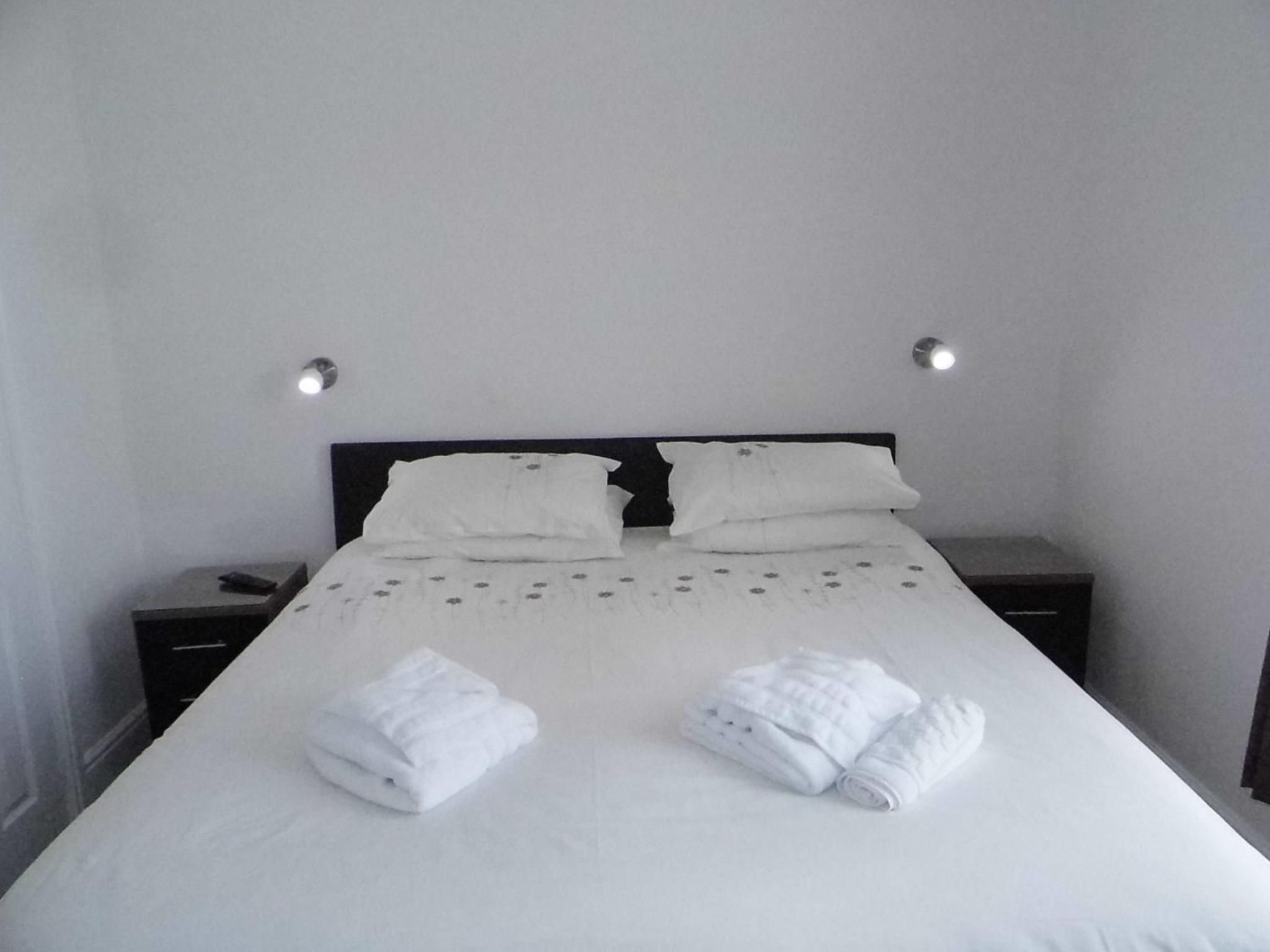 Deluxe King Room with Private Bathroom photo 2