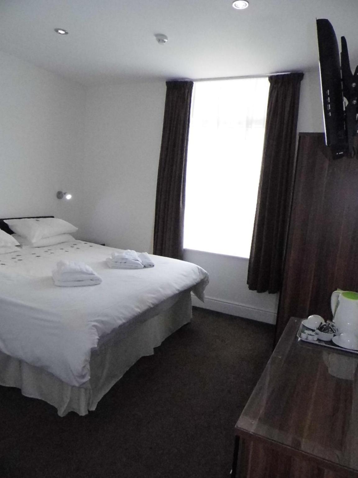 Deluxe King Room with Private Bathroom photo 3