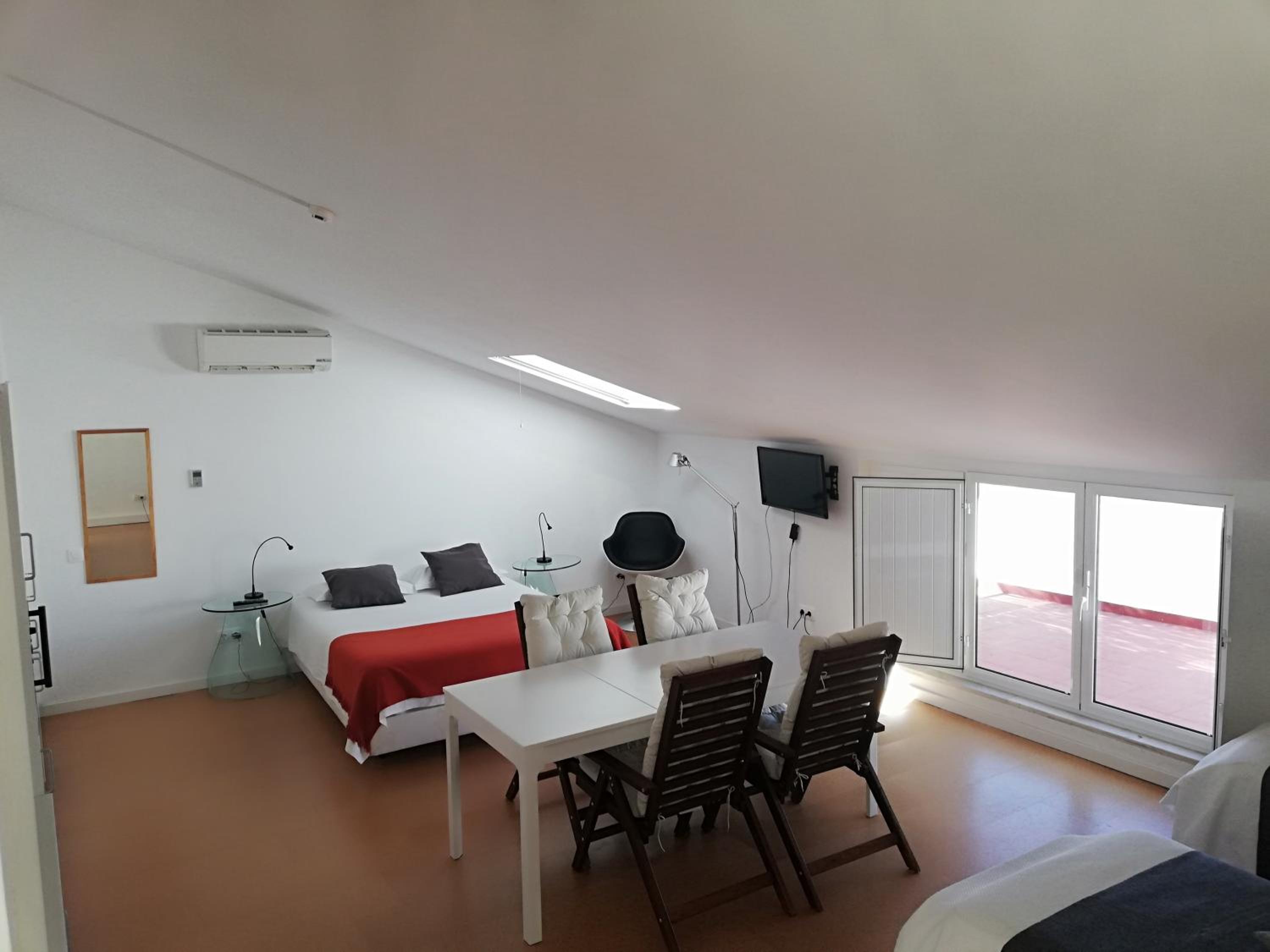 Studio with Balcony - Photo 7