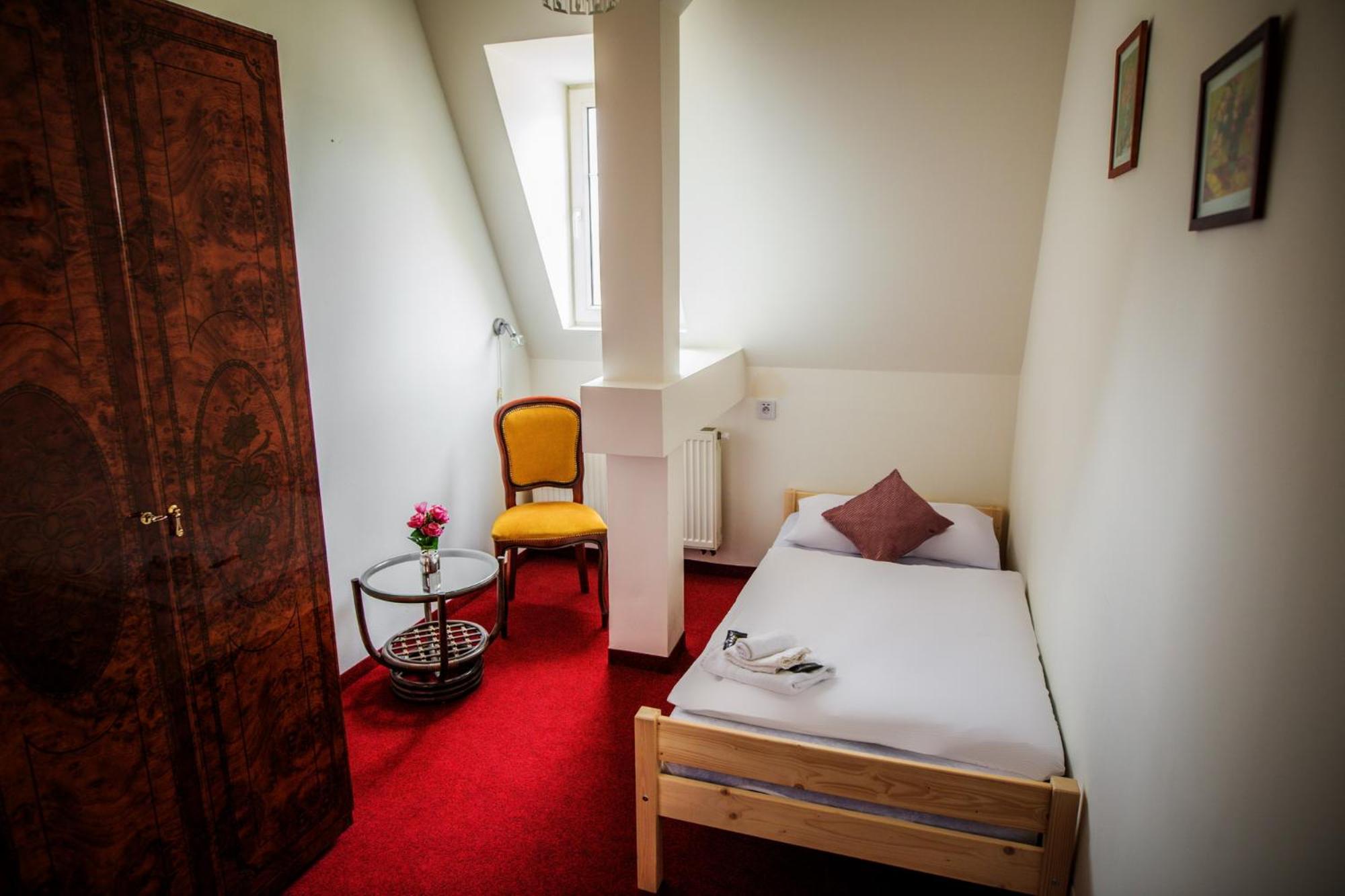 Twin Room with Separate Bedrooms photo 1