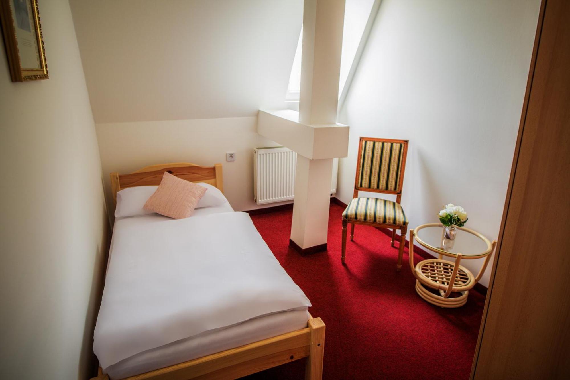 Twin Room with Separate Bedrooms photo 2