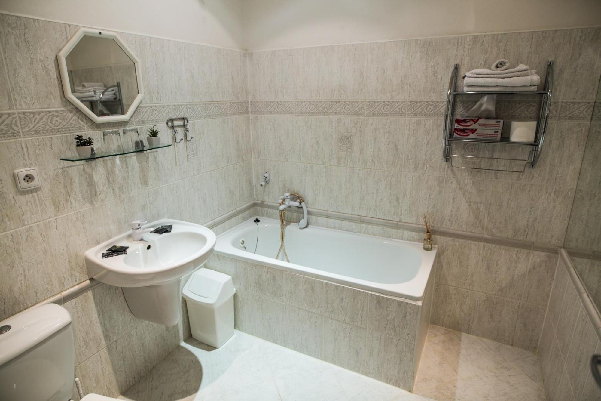 Queen Room photo 1