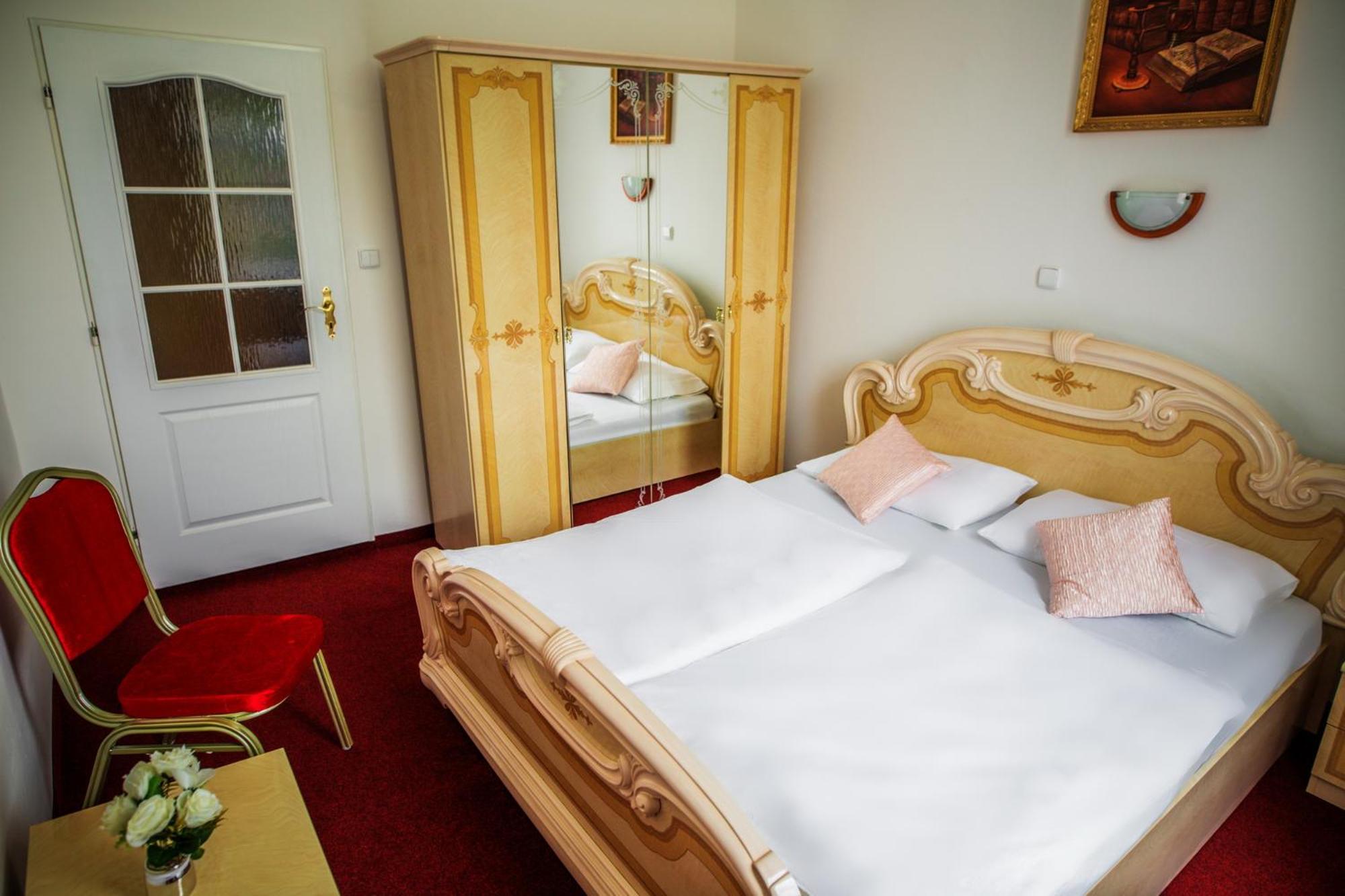 Queen Room photo 2