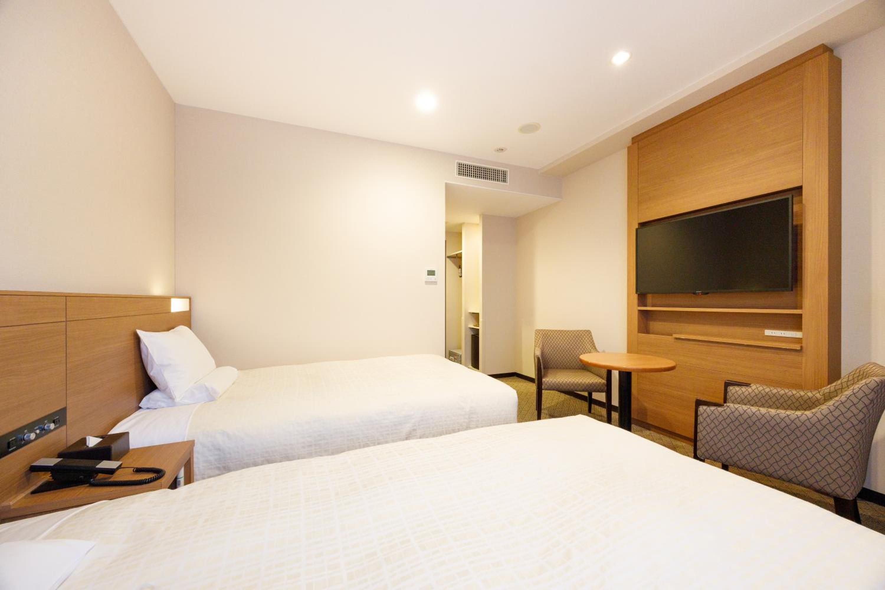 Twin Room (2 Adult) - Smoking photo 3