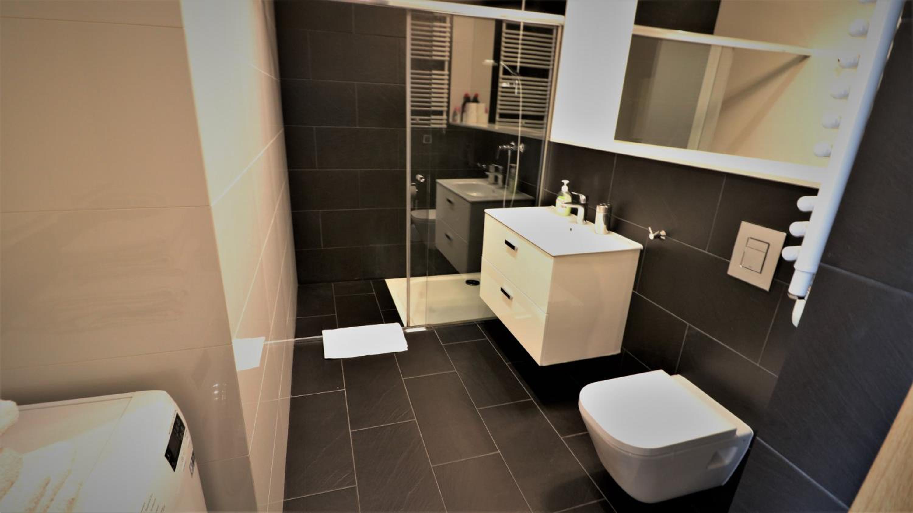 Three-Bedroom Apartment (1 - 10 Adults) - Photo 59