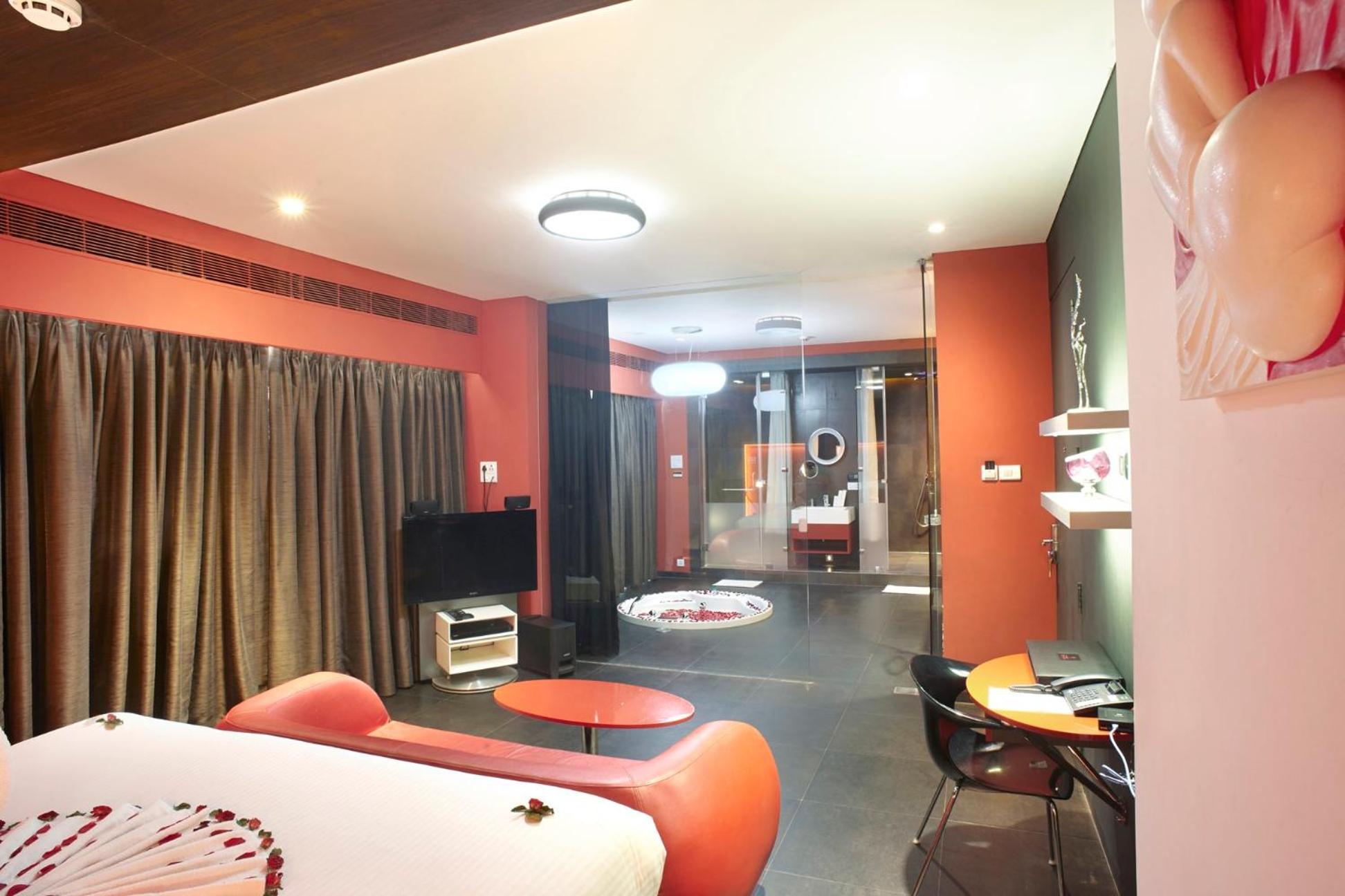 King Room with Jacuzzi photo 2
