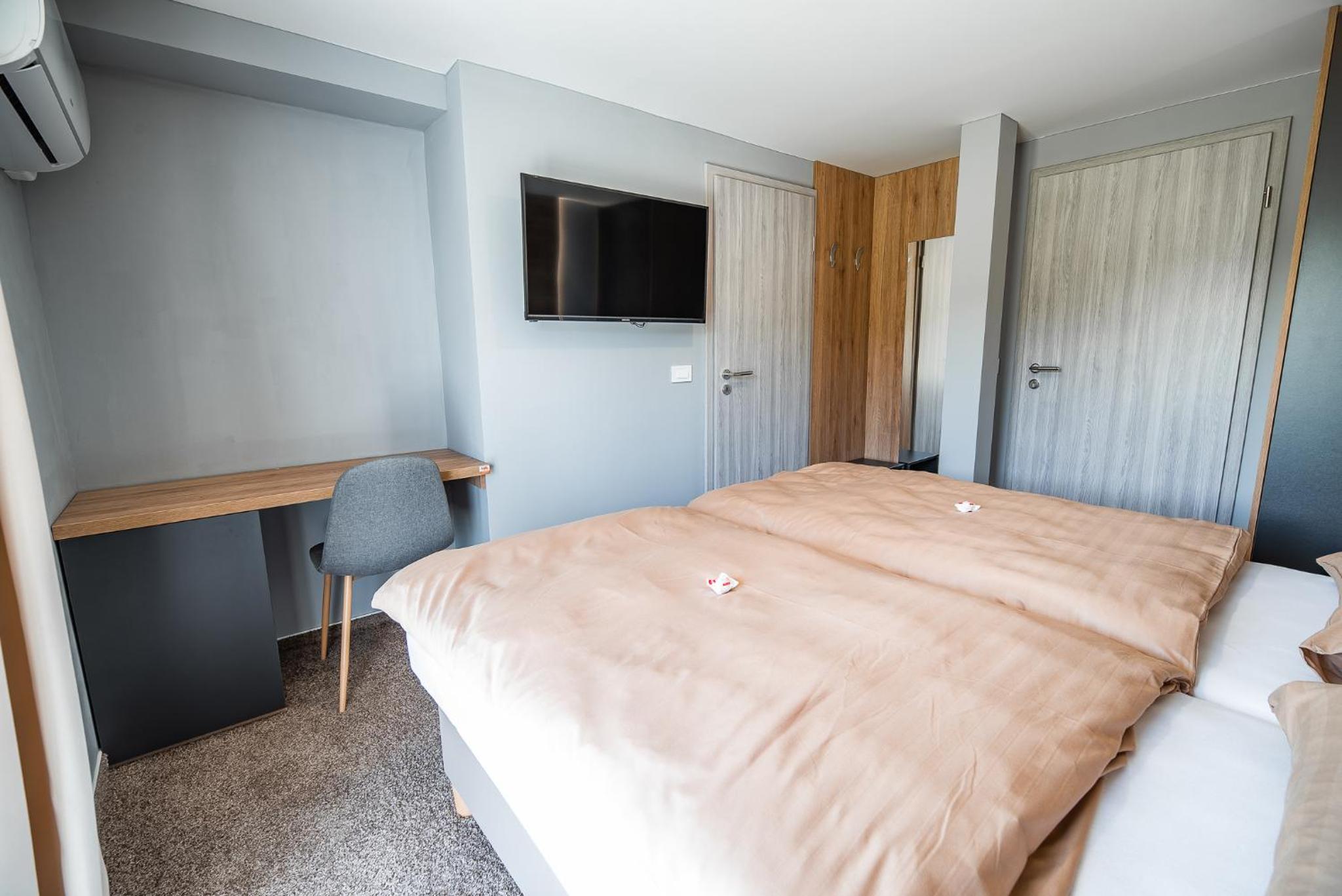 Double Room - Photo 2