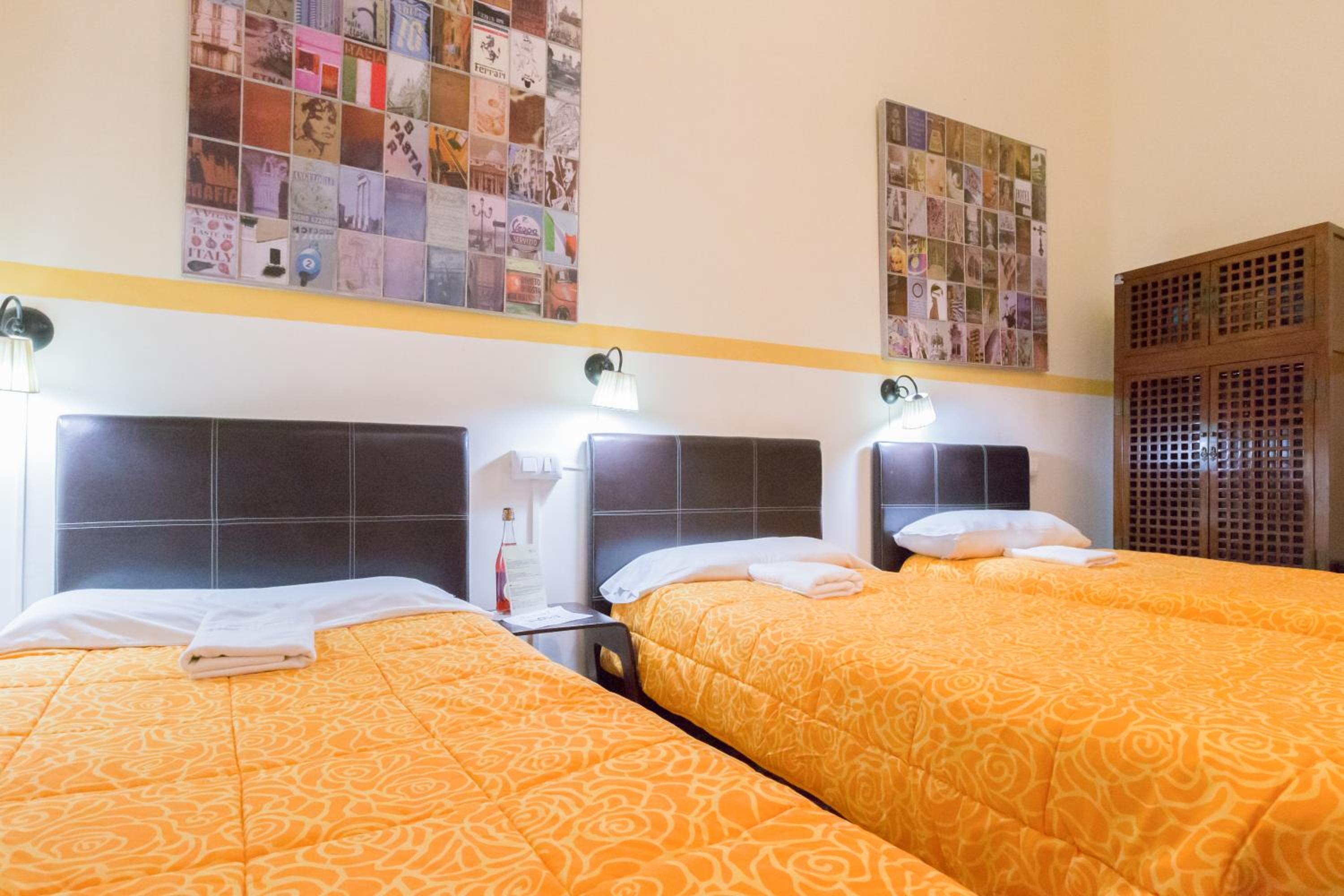Double Room with Extra Bed (3 Adults) with Shared Bathroom - Photo 3