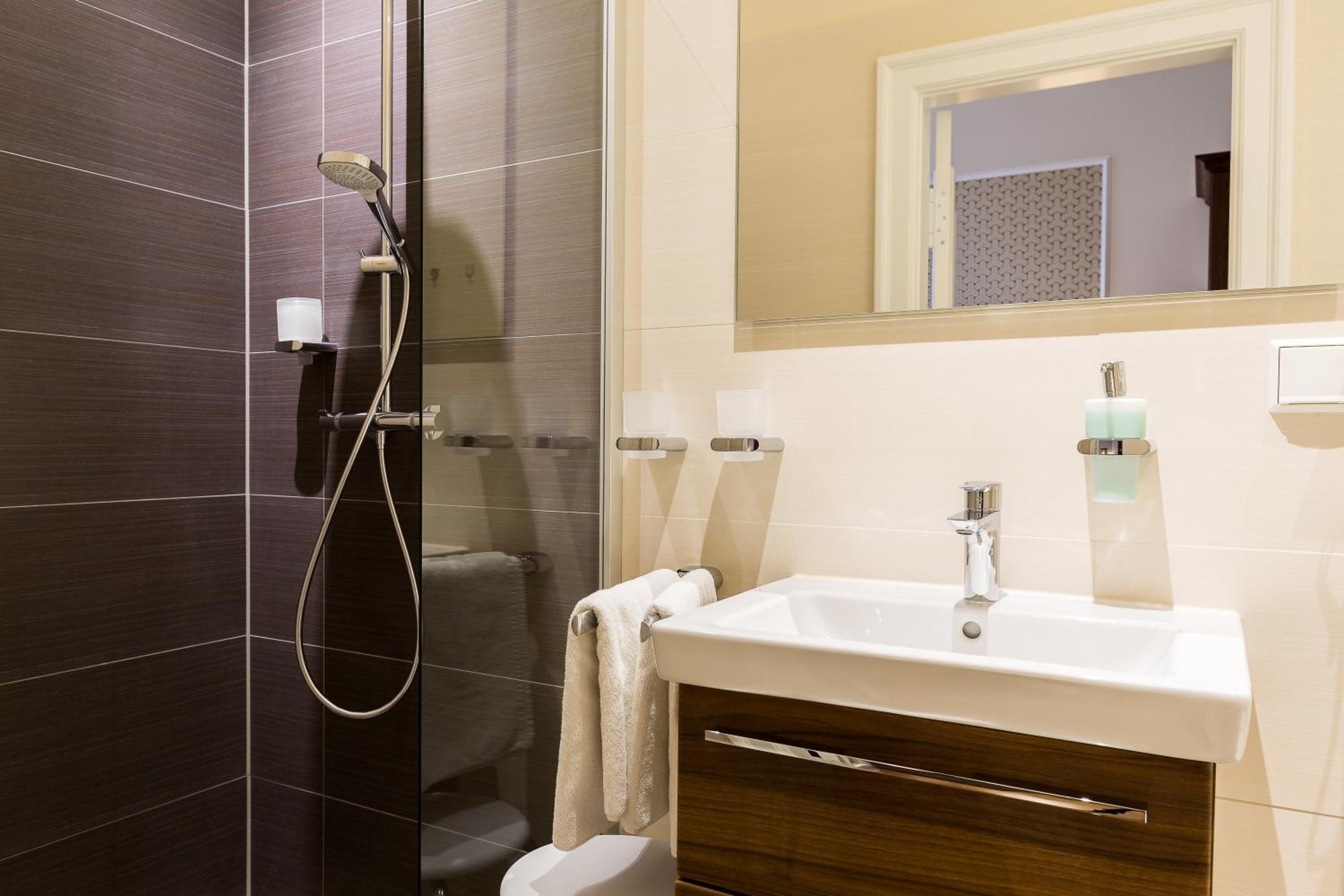 Standard Double Room - Photo 11