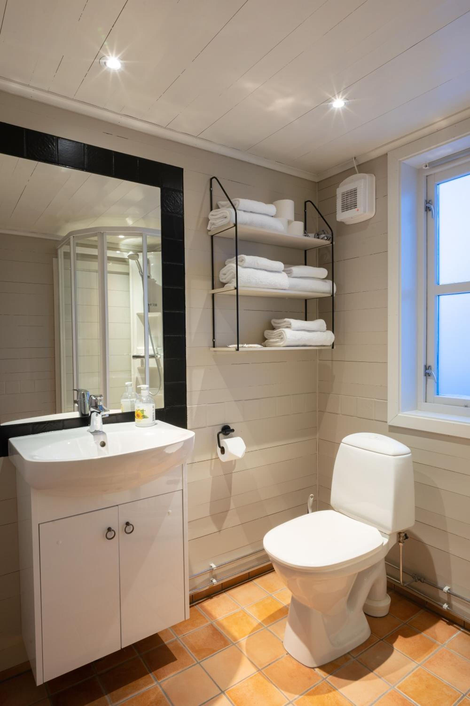 Two-Bedroom Cottage with Sea View - Photo 6