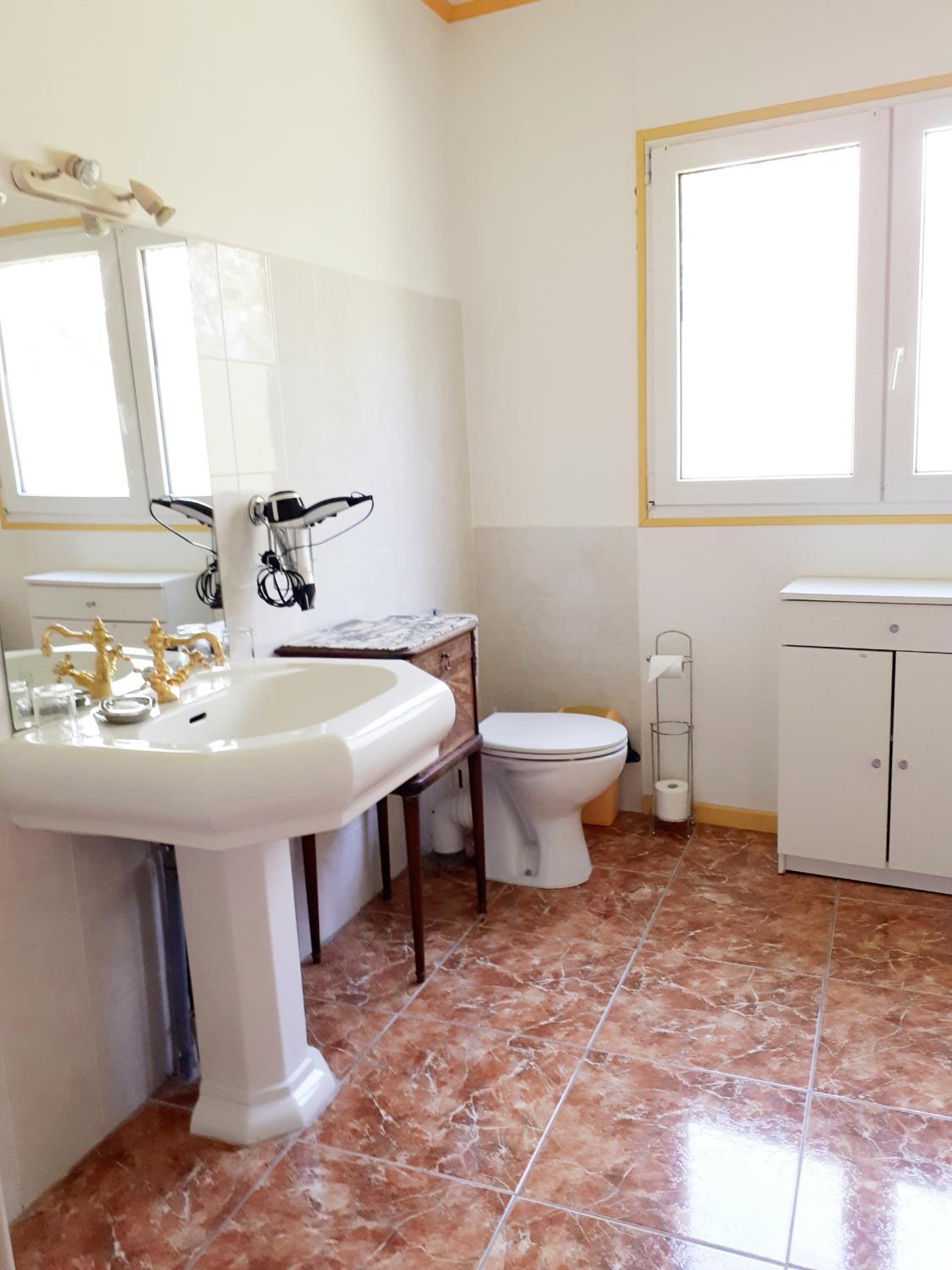Family Room with Private Bathroom photo 2