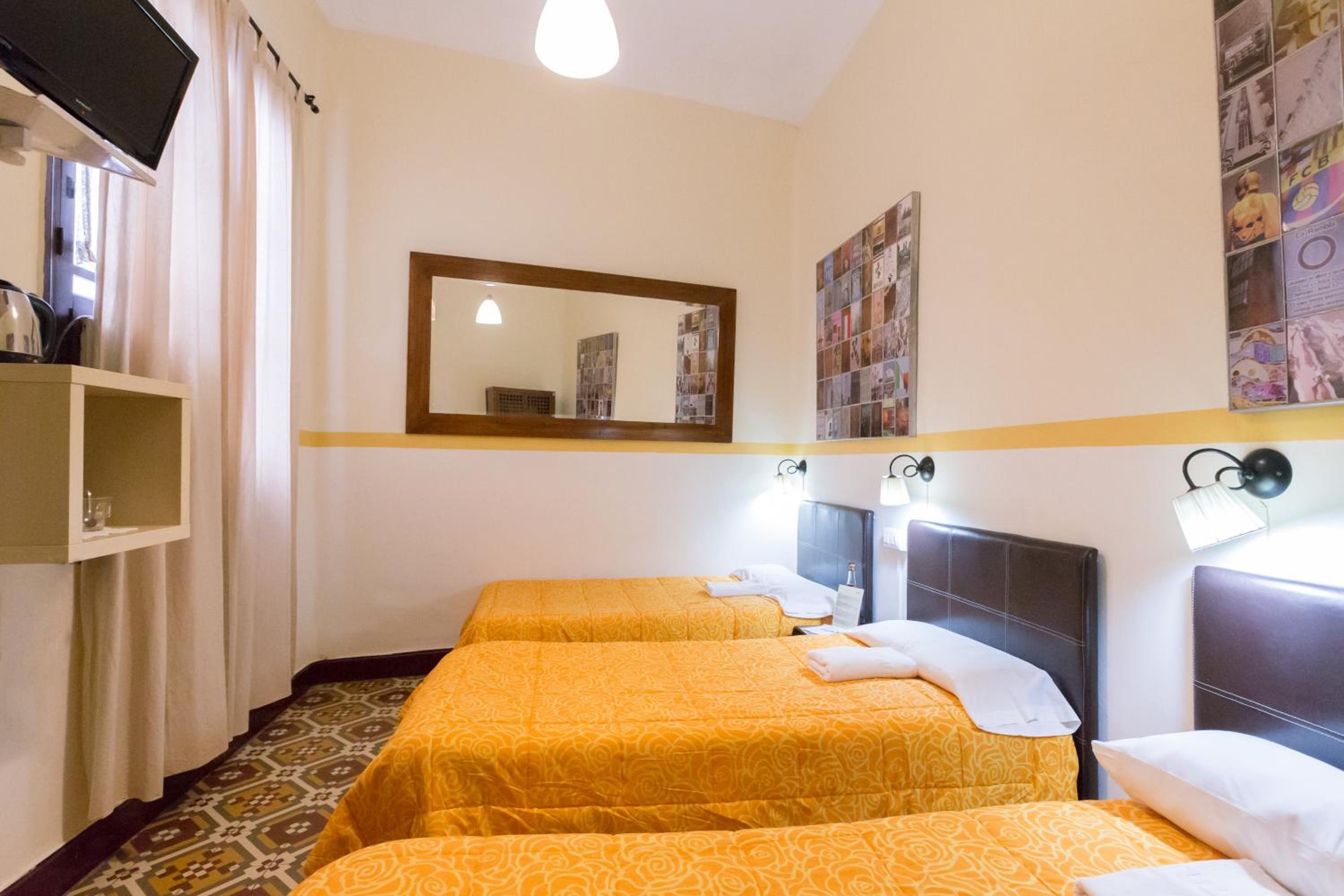 Double Room with Extra Bed (3 Adults) with Shared Bathroom - Photo 4
