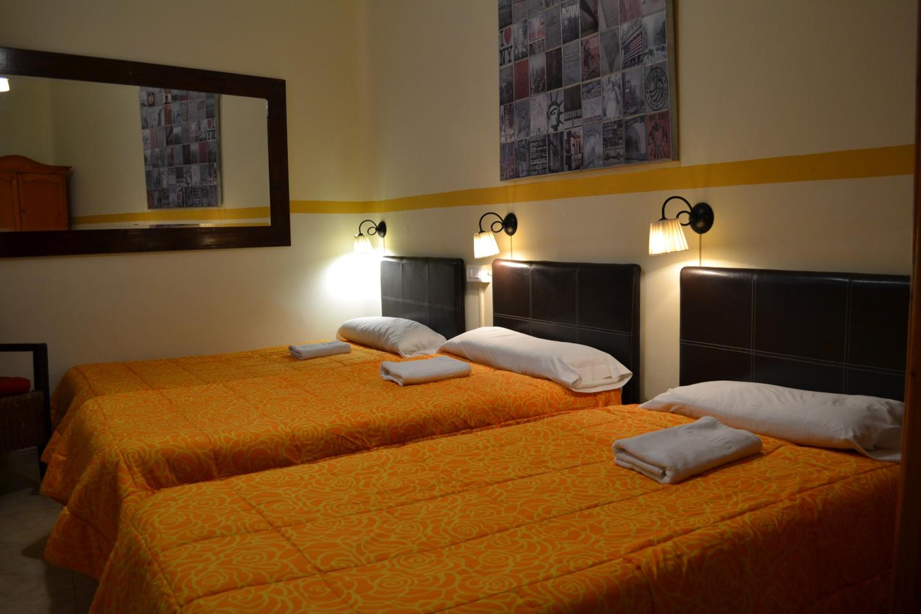 Double Room with Extra Bed (3 Adults) with Shared Bathroom - Photo 2