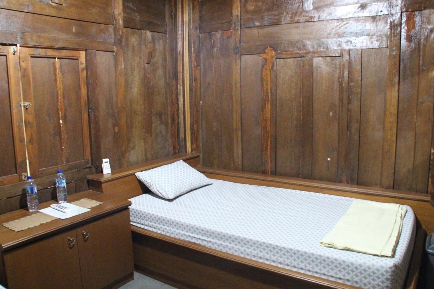 Twin Room with Private External Bathroom photo 1