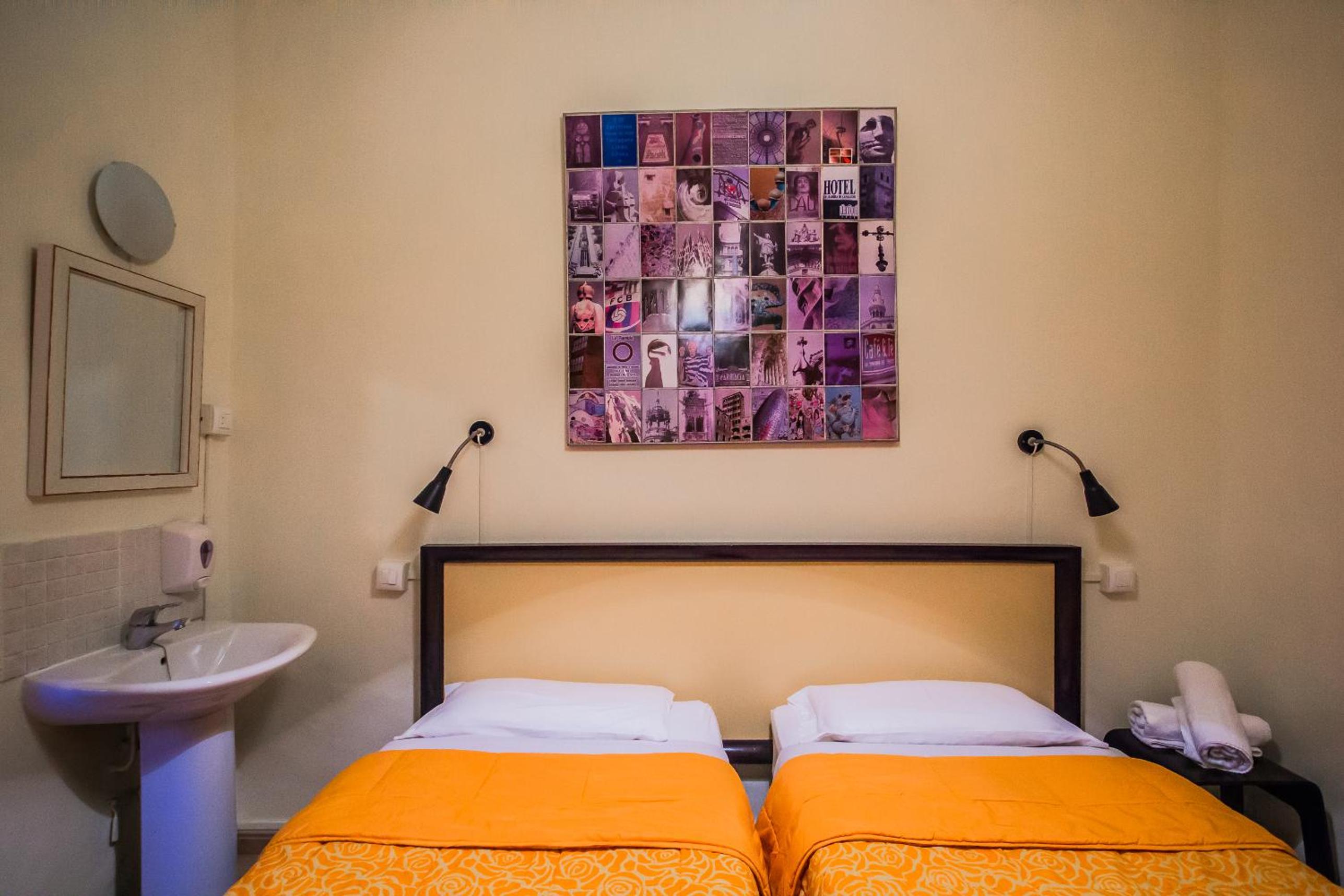 Double or Twin Room with Bathroom - Photo 2