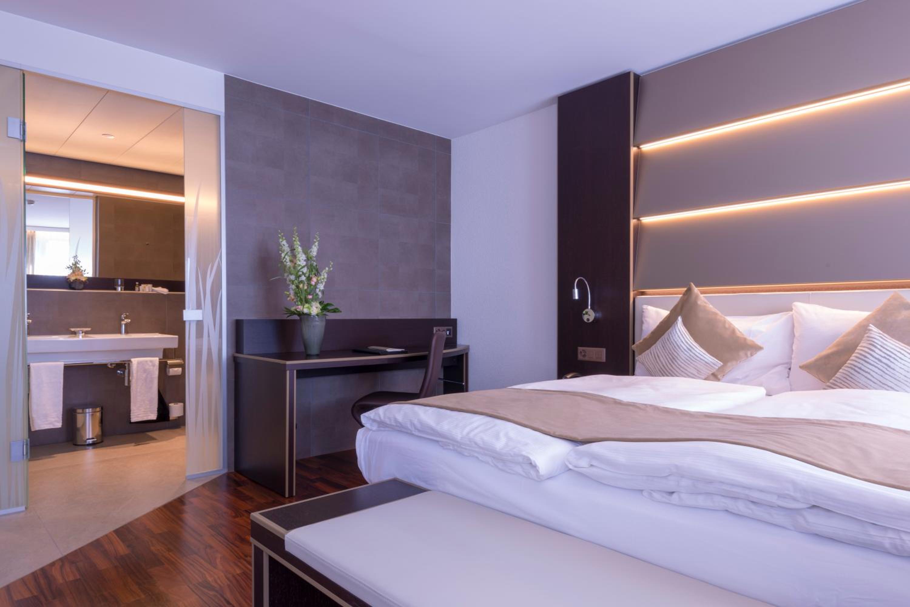 Premium Double Room thumbnail 5