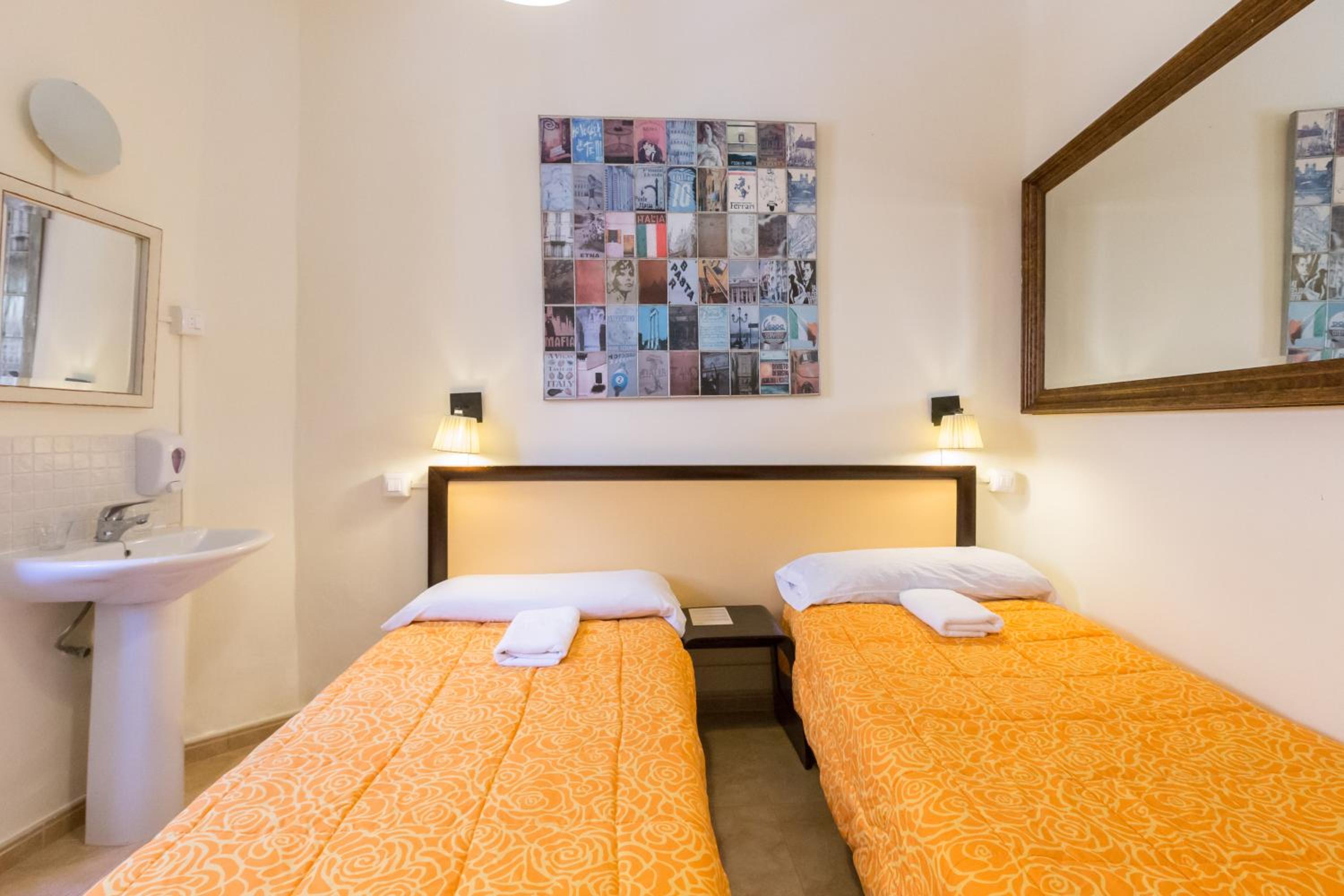 Double or Twin Room with Bathroom - Photo 4
