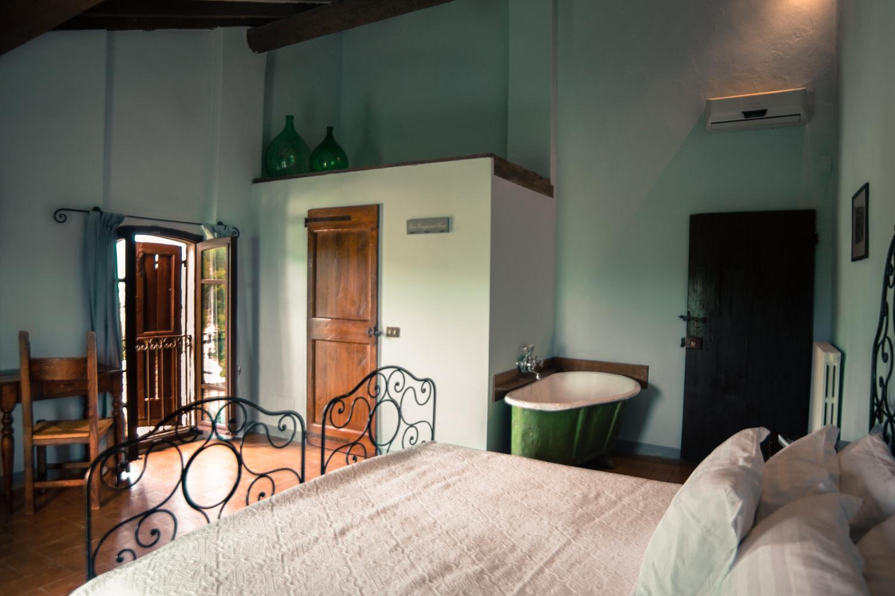 Six-Bedroom House photo 1