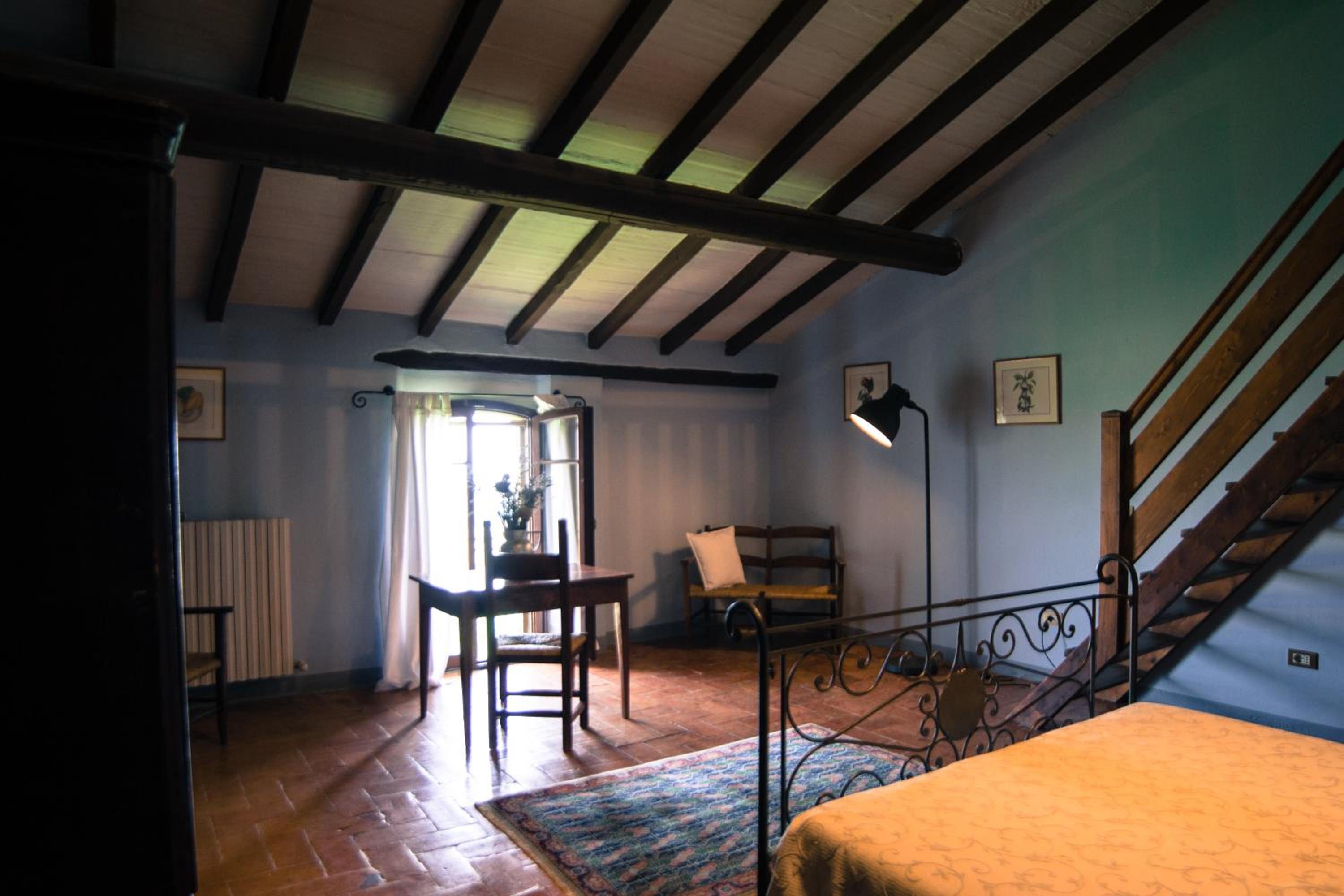 Six-Bedroom House photo 2