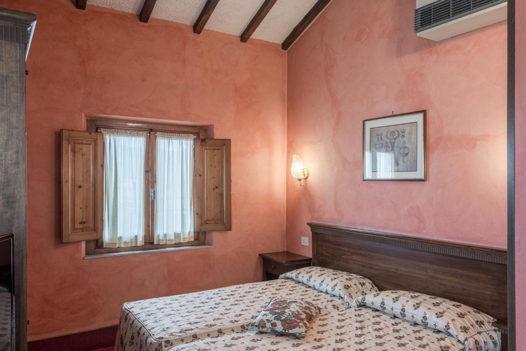 Standard Double Room - Photo 2