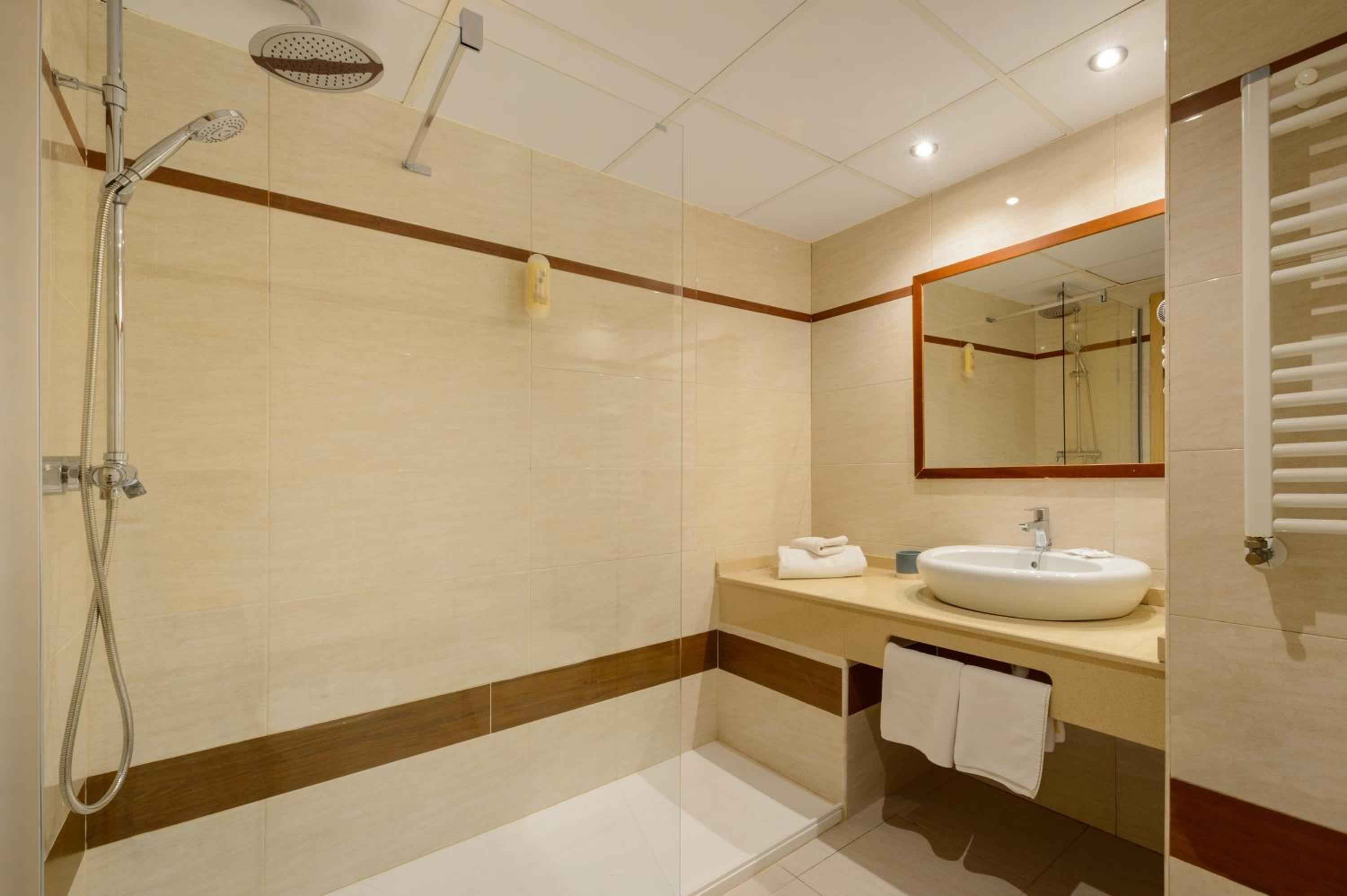 Twin Room - Photo 3
