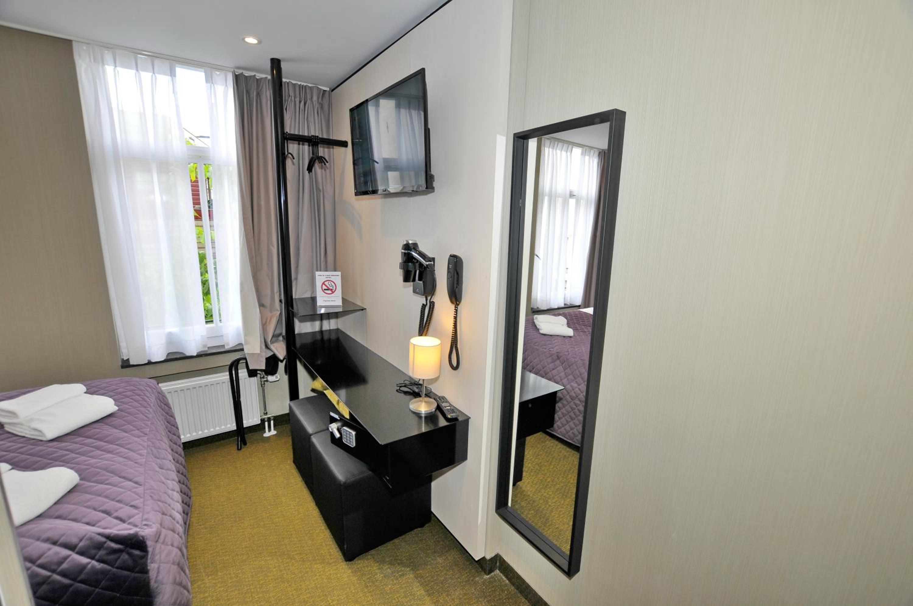 Small Double Room thumbnail 5