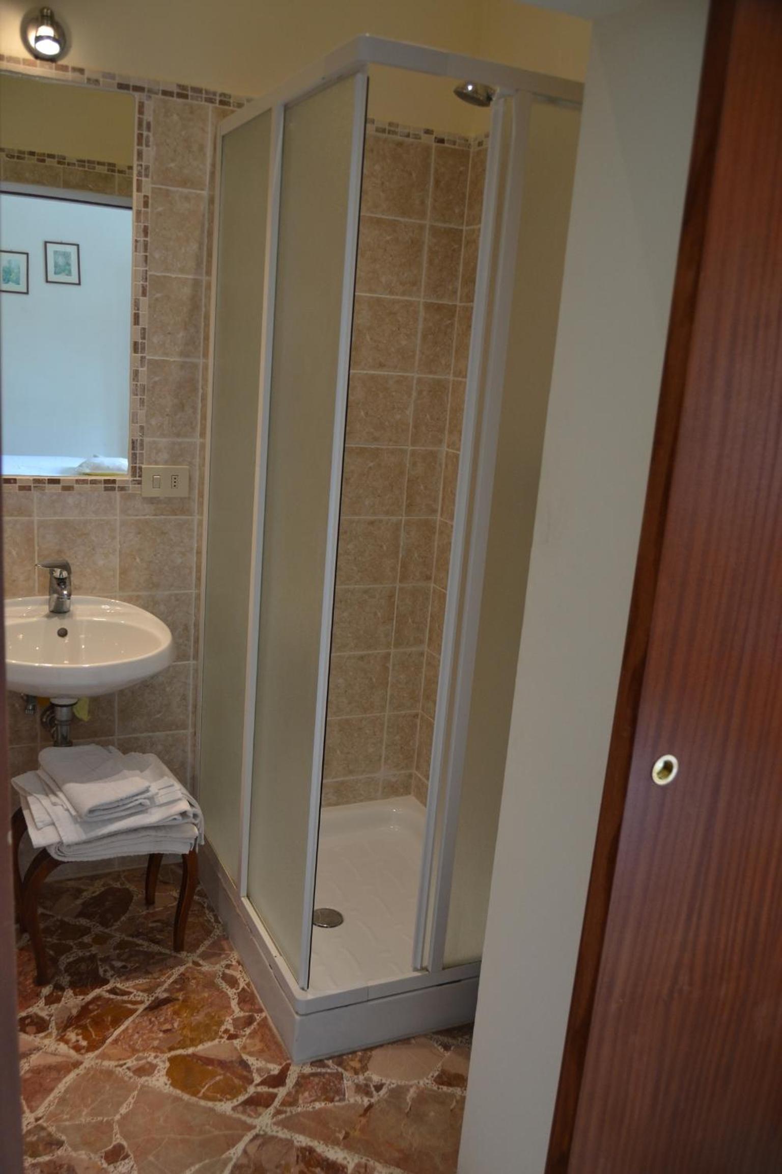 Double Room - Photo 8