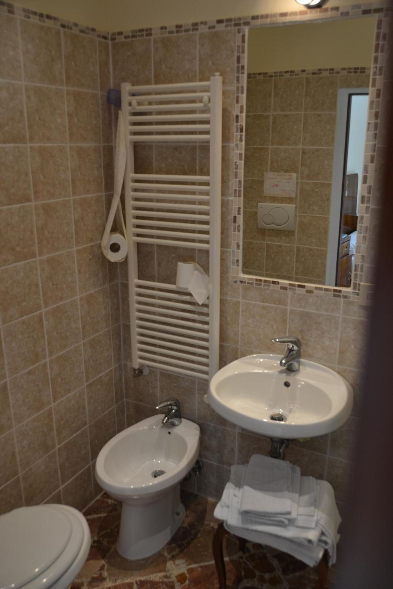 Double Room - Photo 9