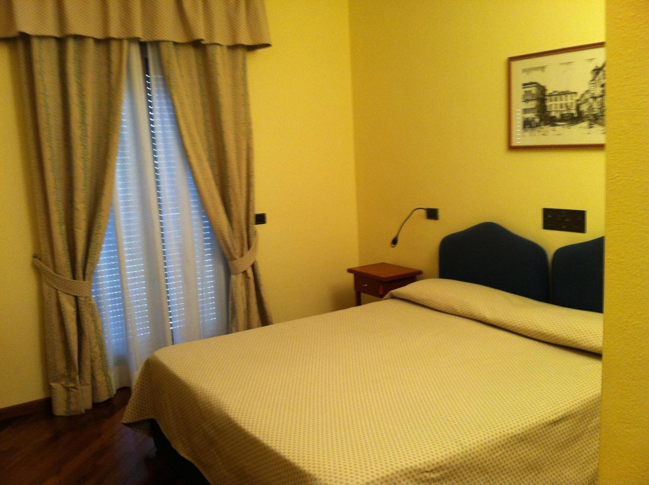 Double Room with Balcony - Photo 4