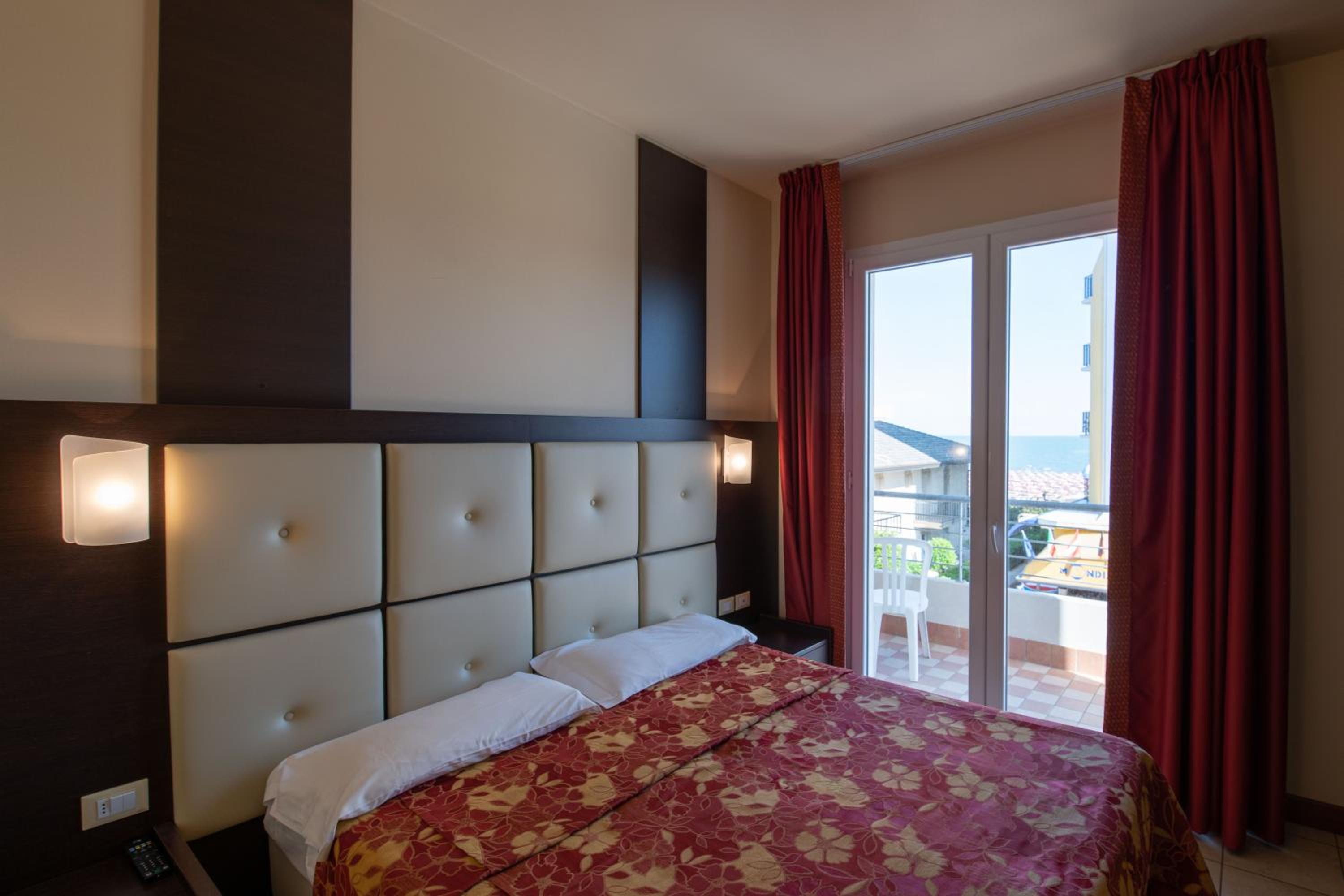 Double or Twin Room with Partial Sea View - Separate Building - Photo 1