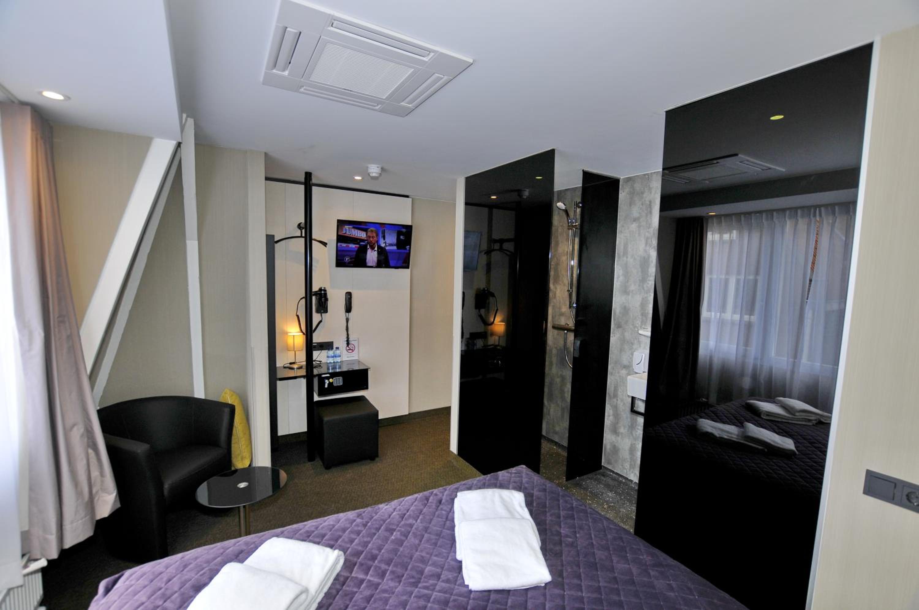 Double Room thumbnail 6