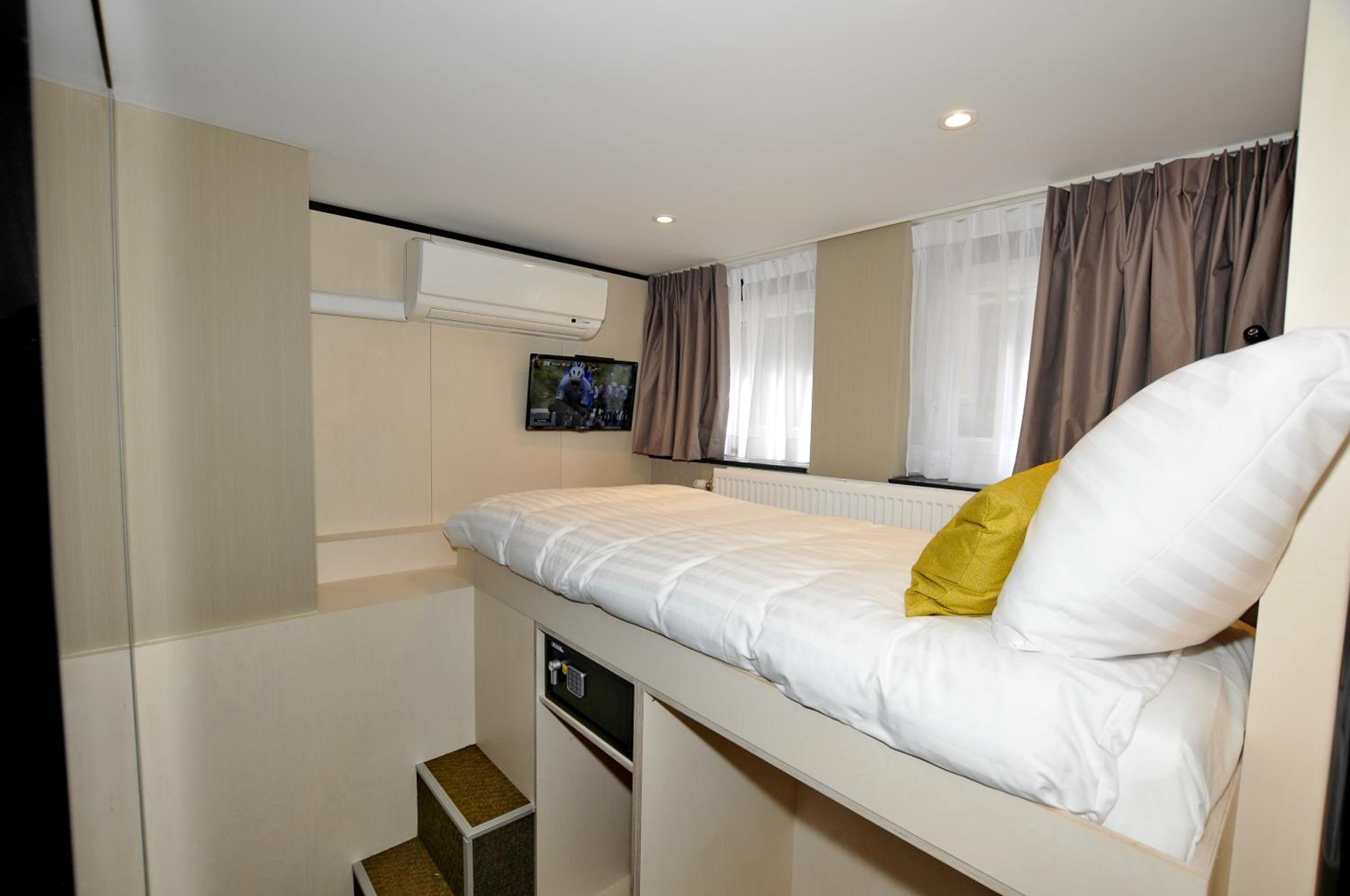 Single Room thumbnail 5