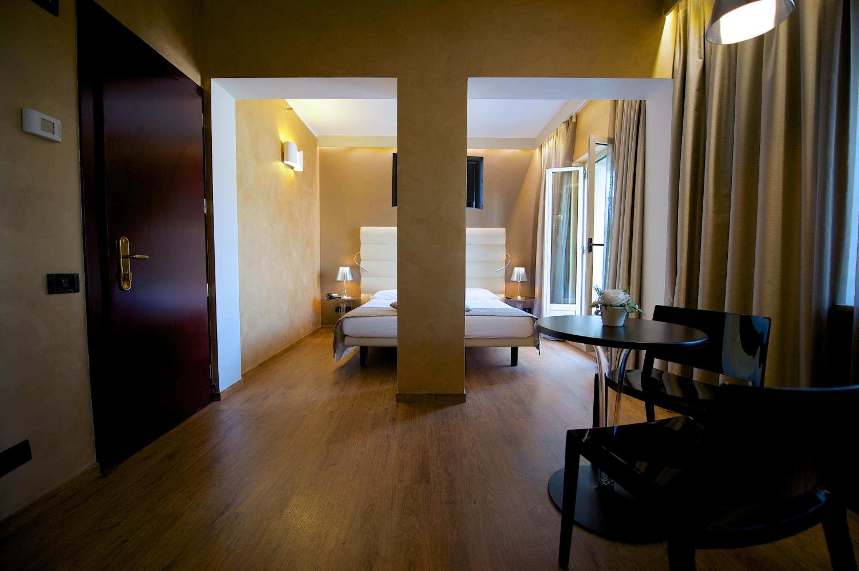 Deluxe Queen Room - Photo 17