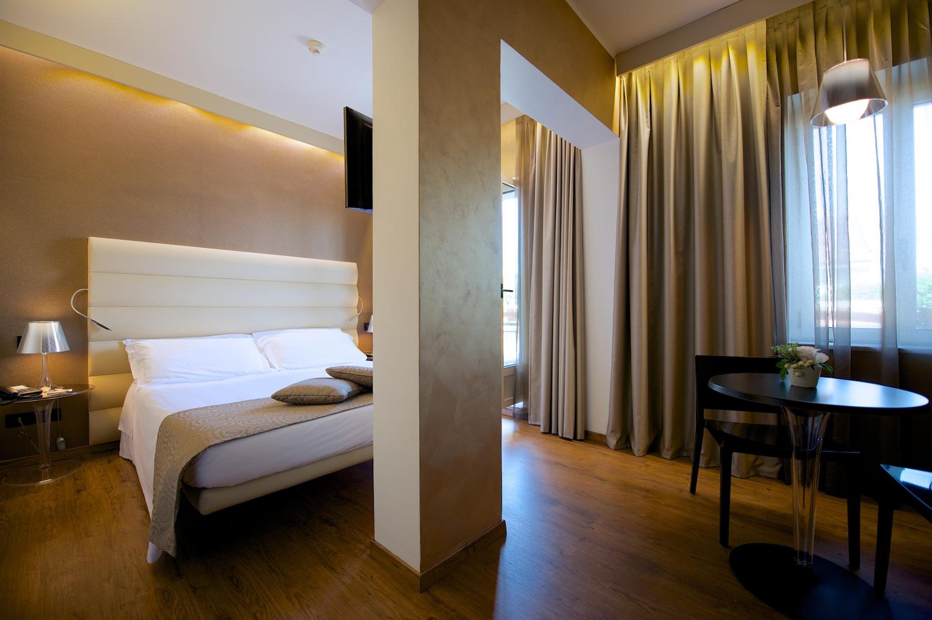 Deluxe Queen Room - Photo 16