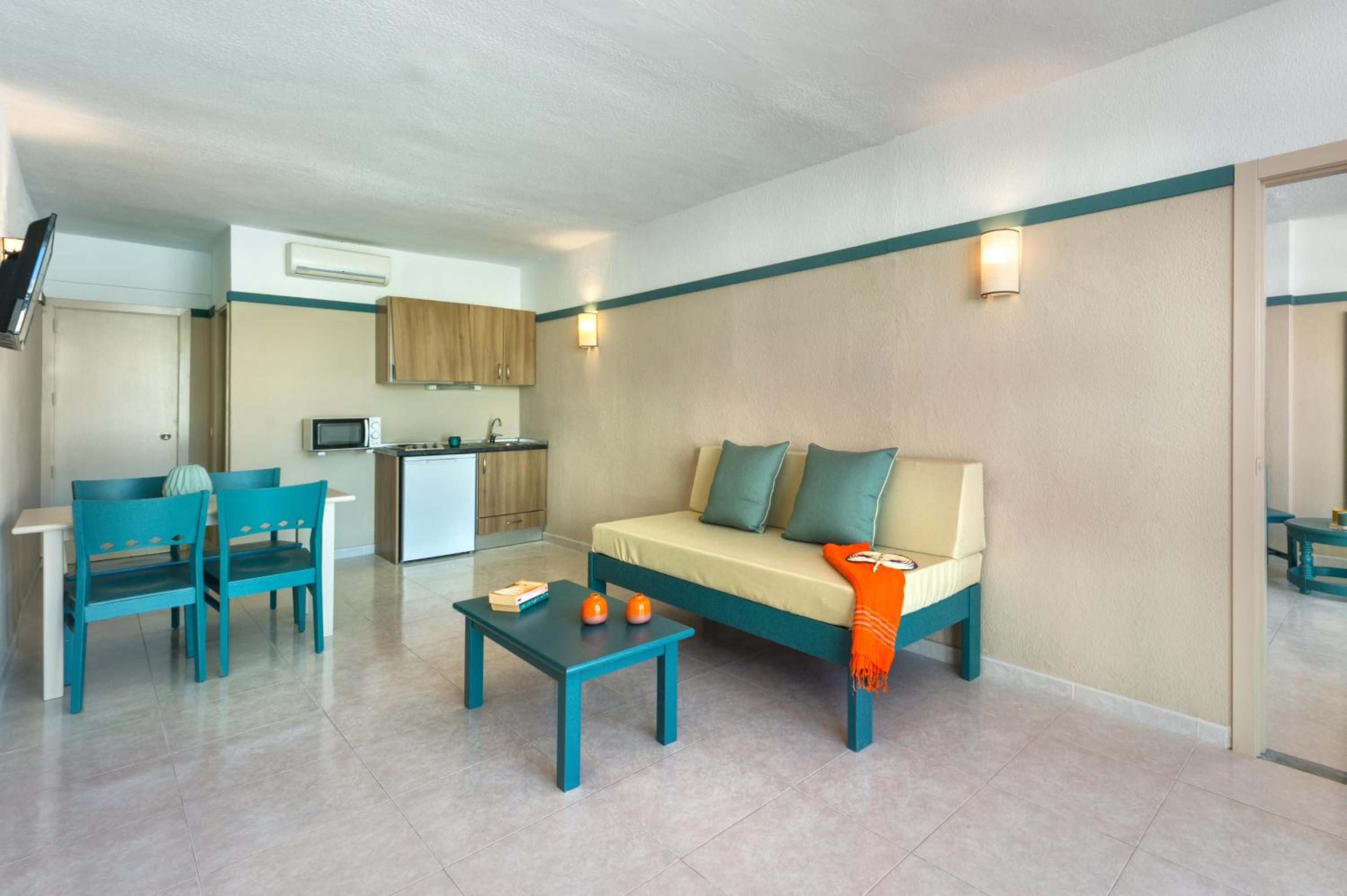 One-Bedroom Apartment - Photo 3