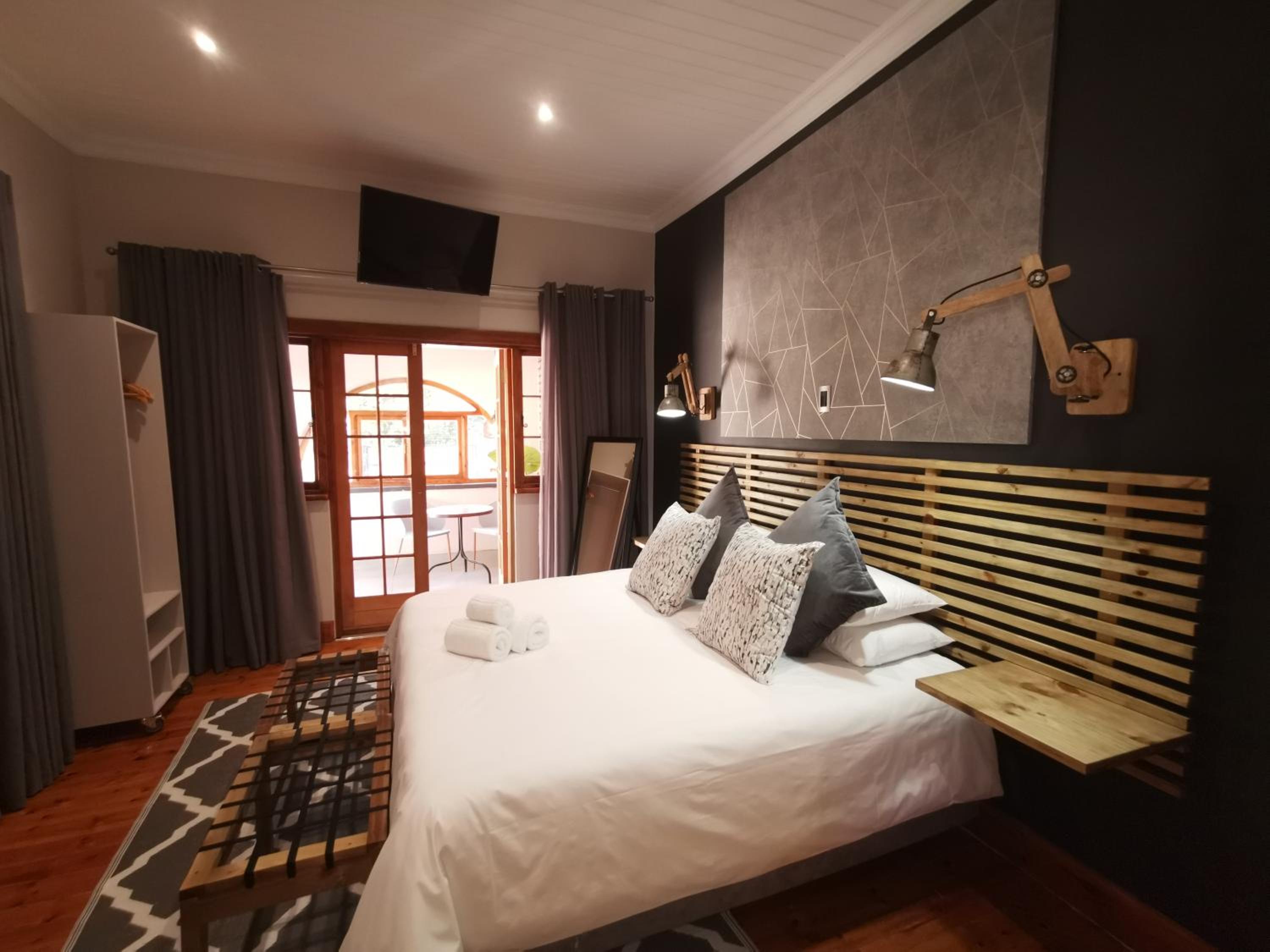 Deluxe King Room photo 1