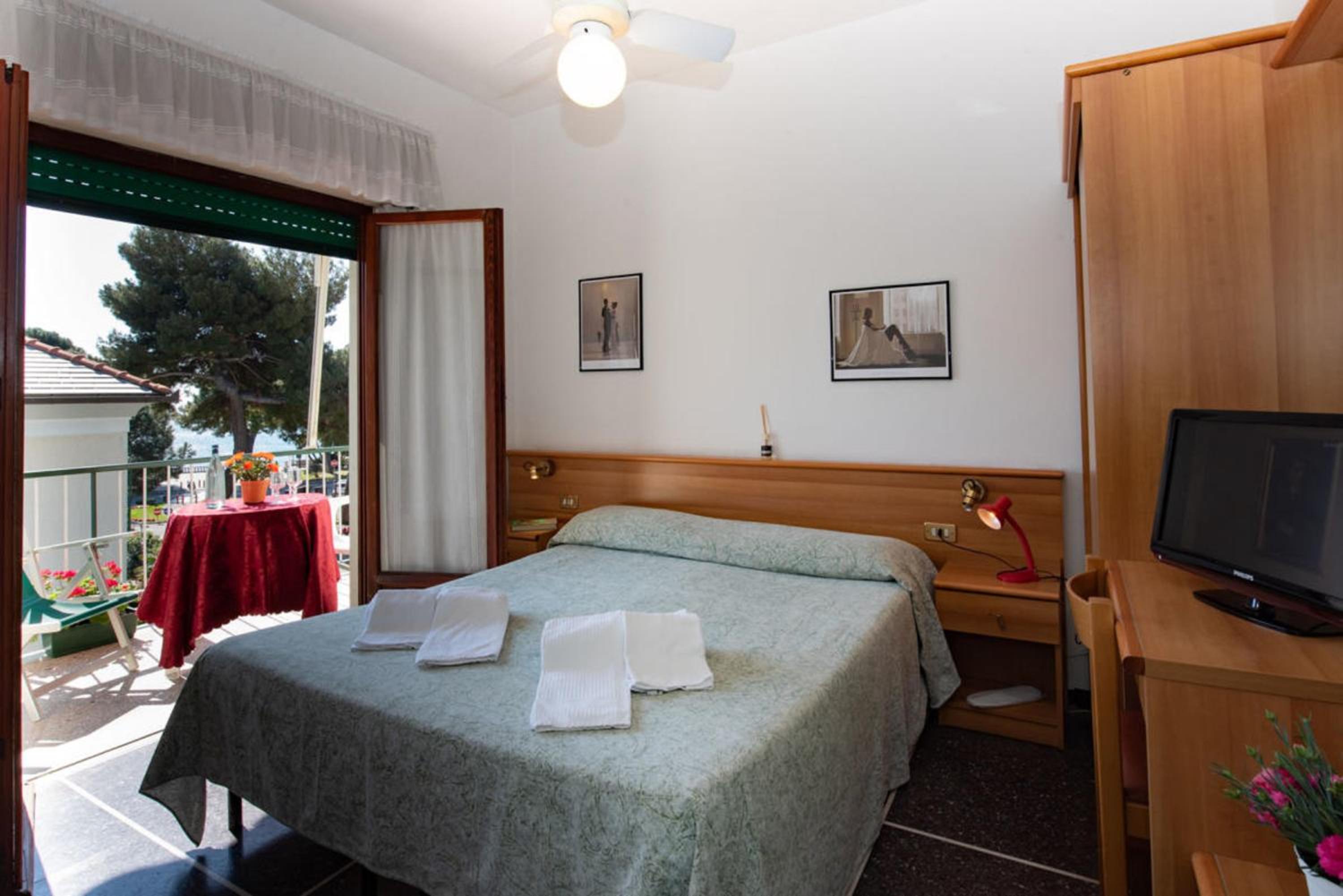 Standard Triple Room with Sea View photo 1