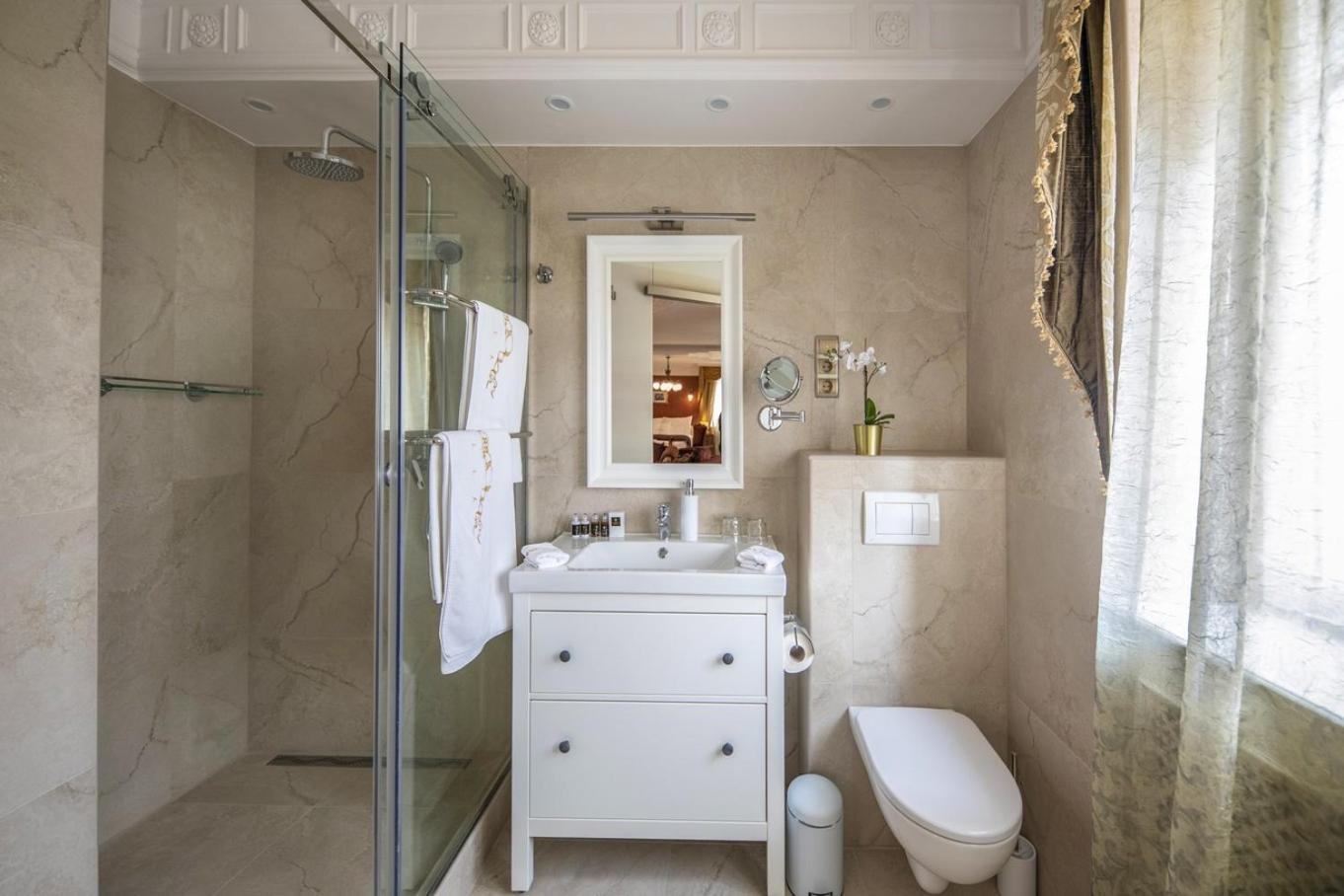 Queen Suite - Photo 4