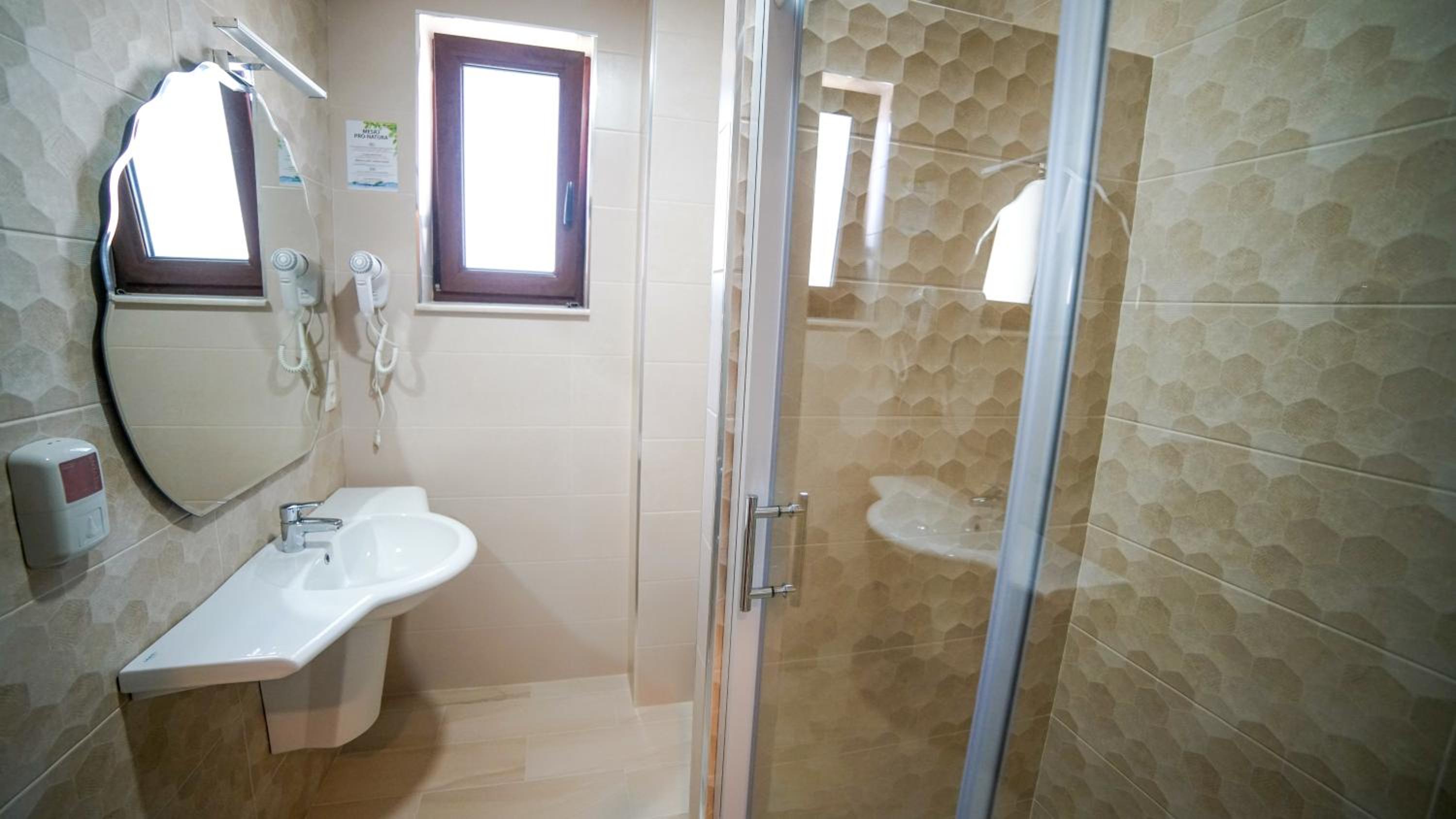 King Room with Balcony - Photo 4