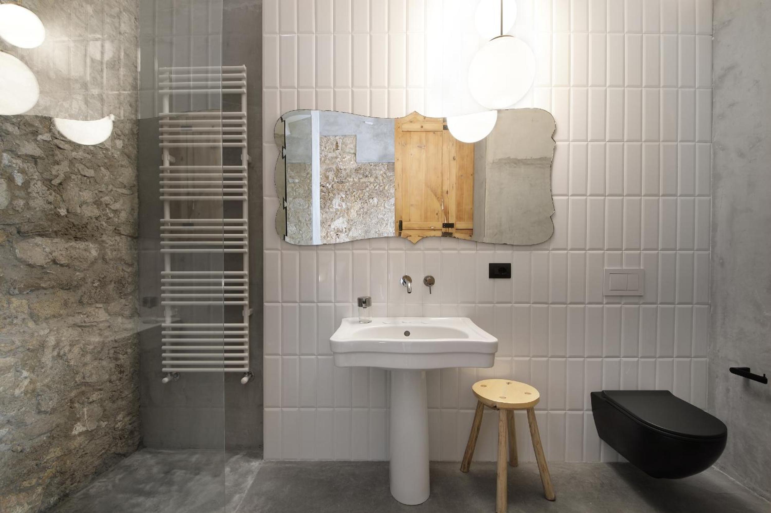 Deluxe Double Room with Shower - Photo 3