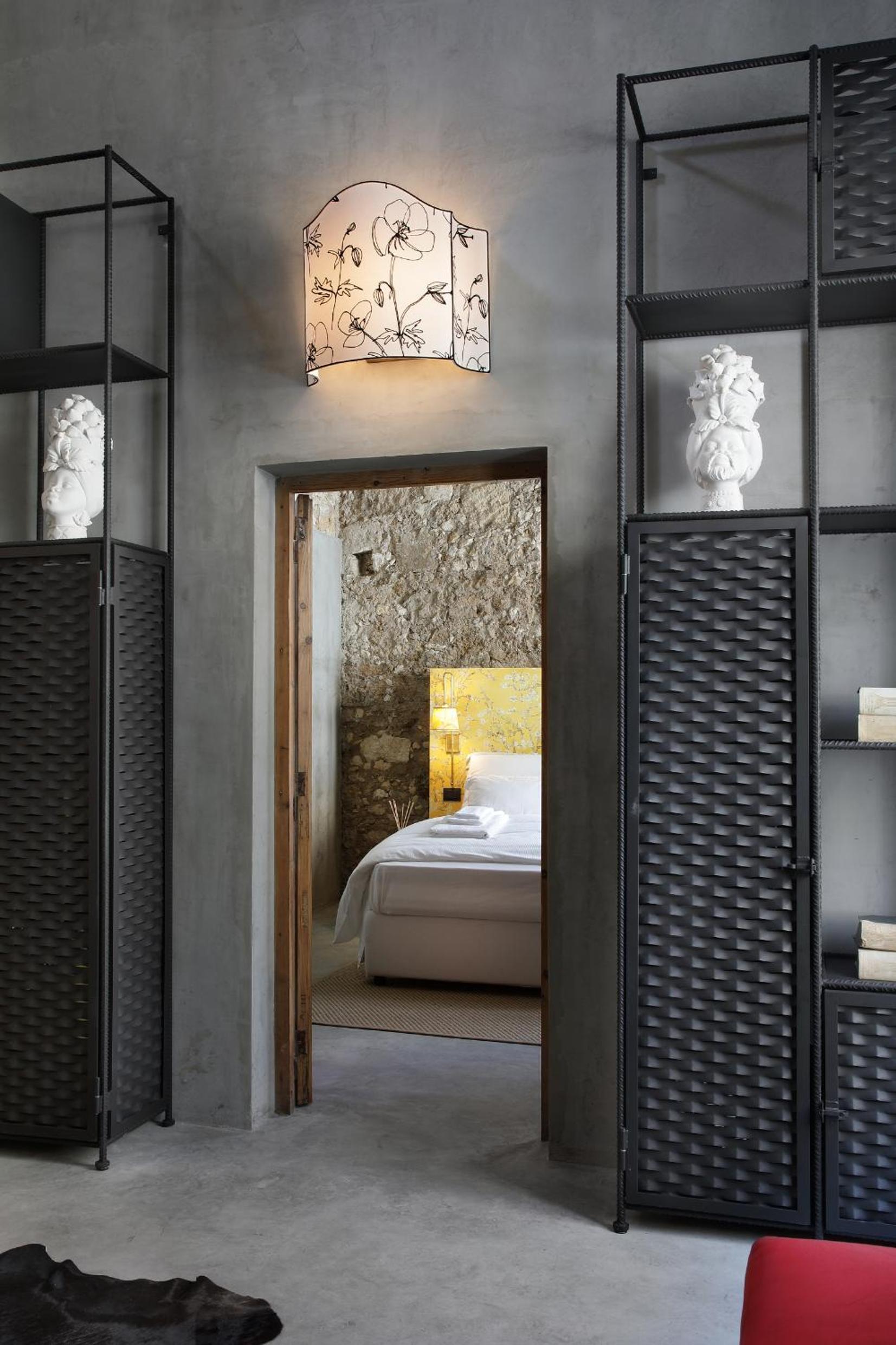 Deluxe King Room - Photo 8