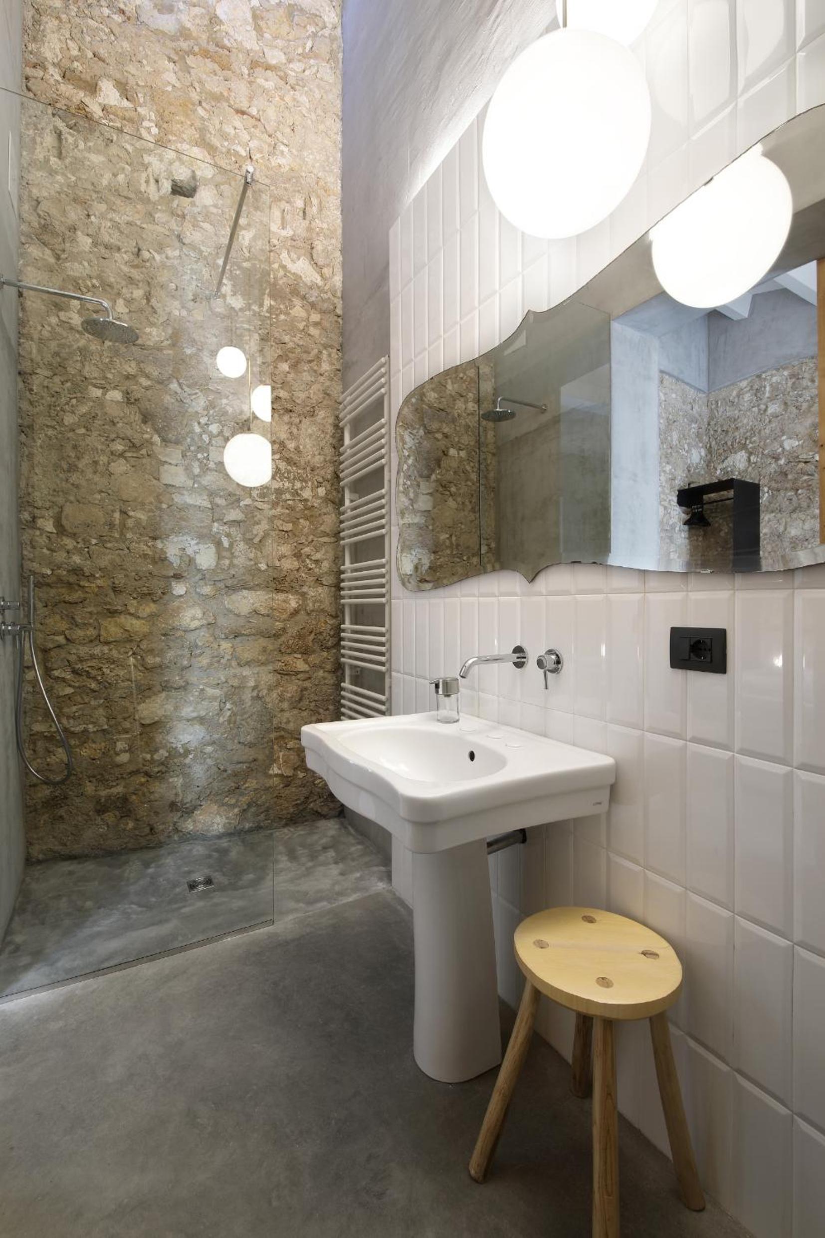 Deluxe Double Room with Shower - Photo 4