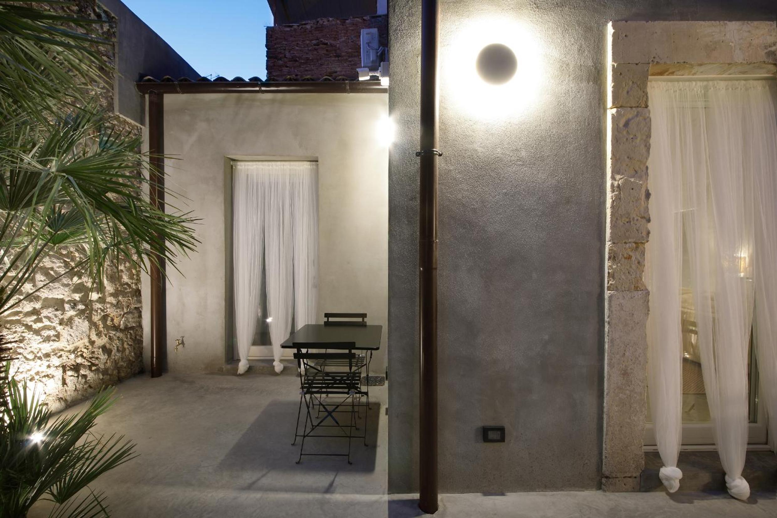 Deluxe Double Room with Shower - Photo 8