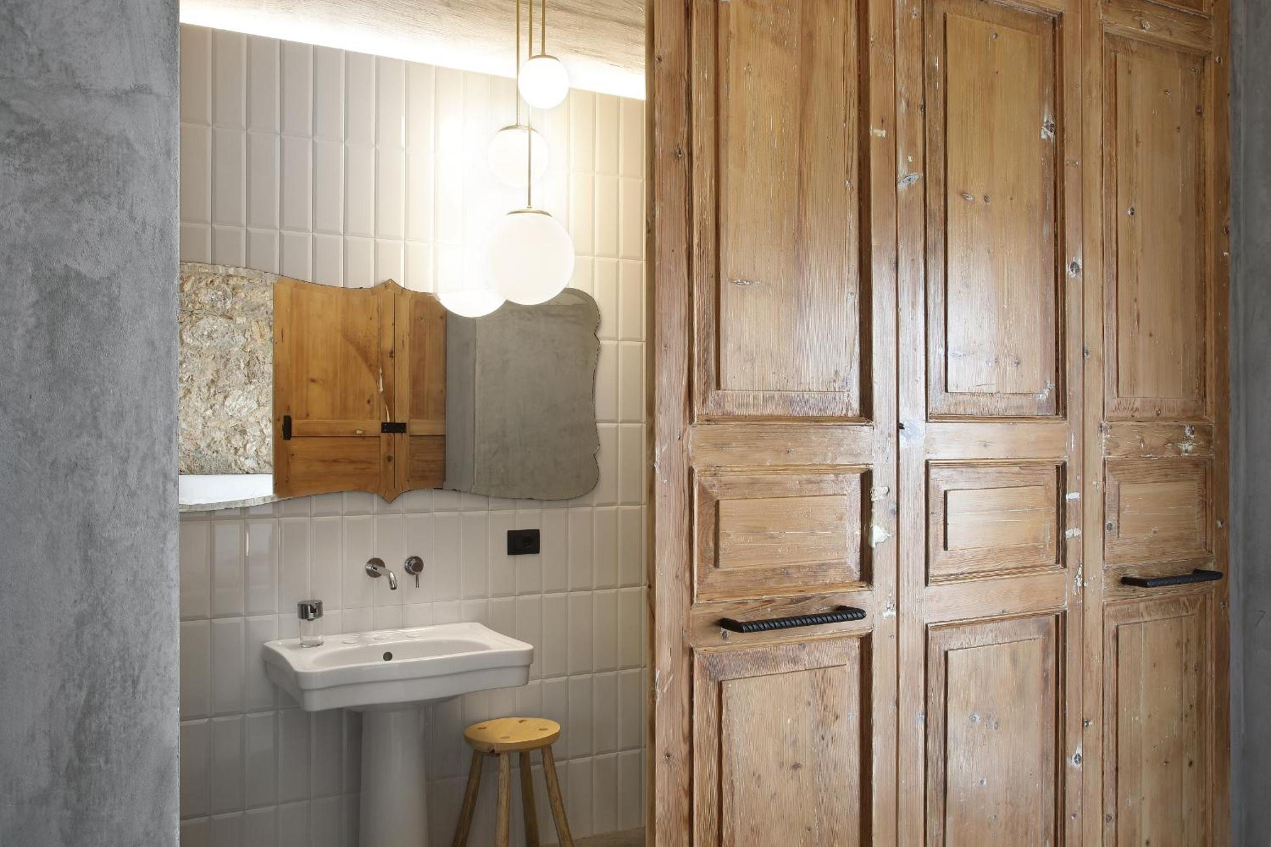 Deluxe Double Room with Shower - Photo 2