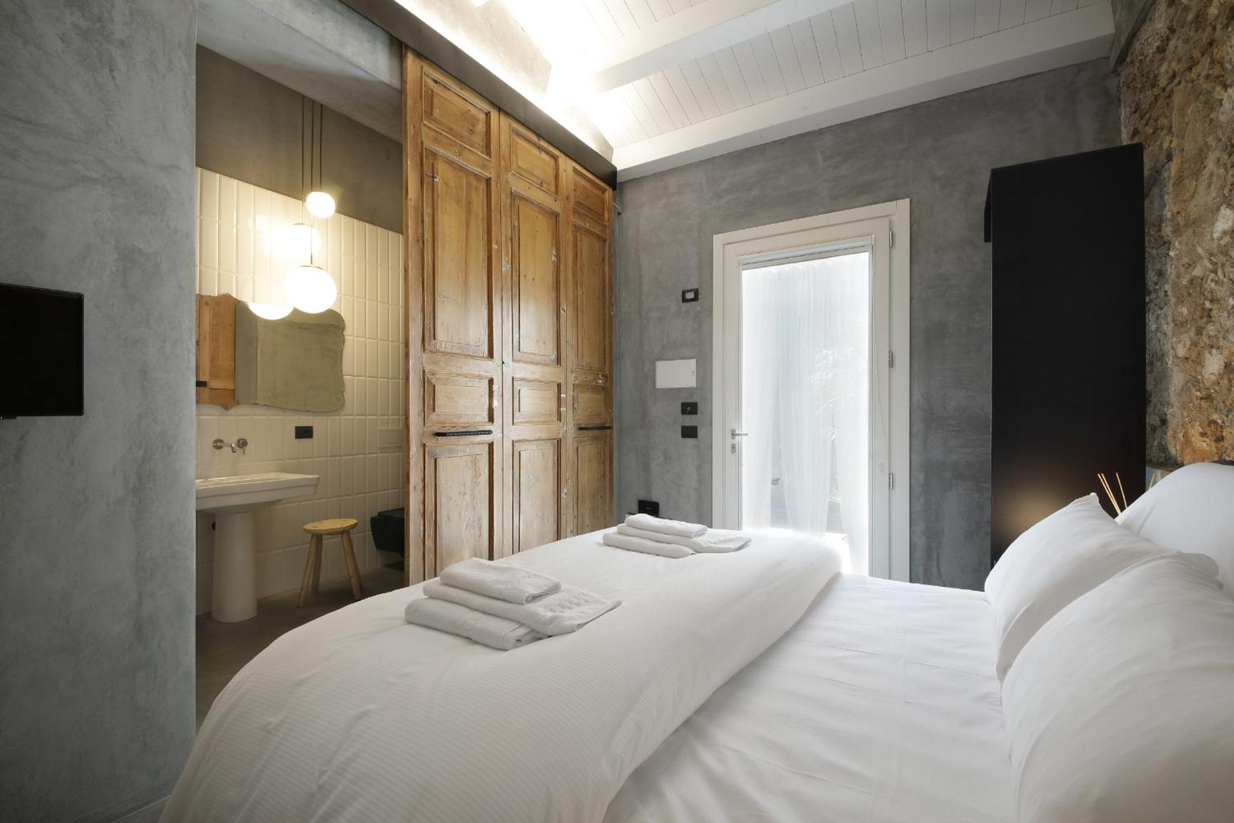 Deluxe Double Room with Shower - Photo 1